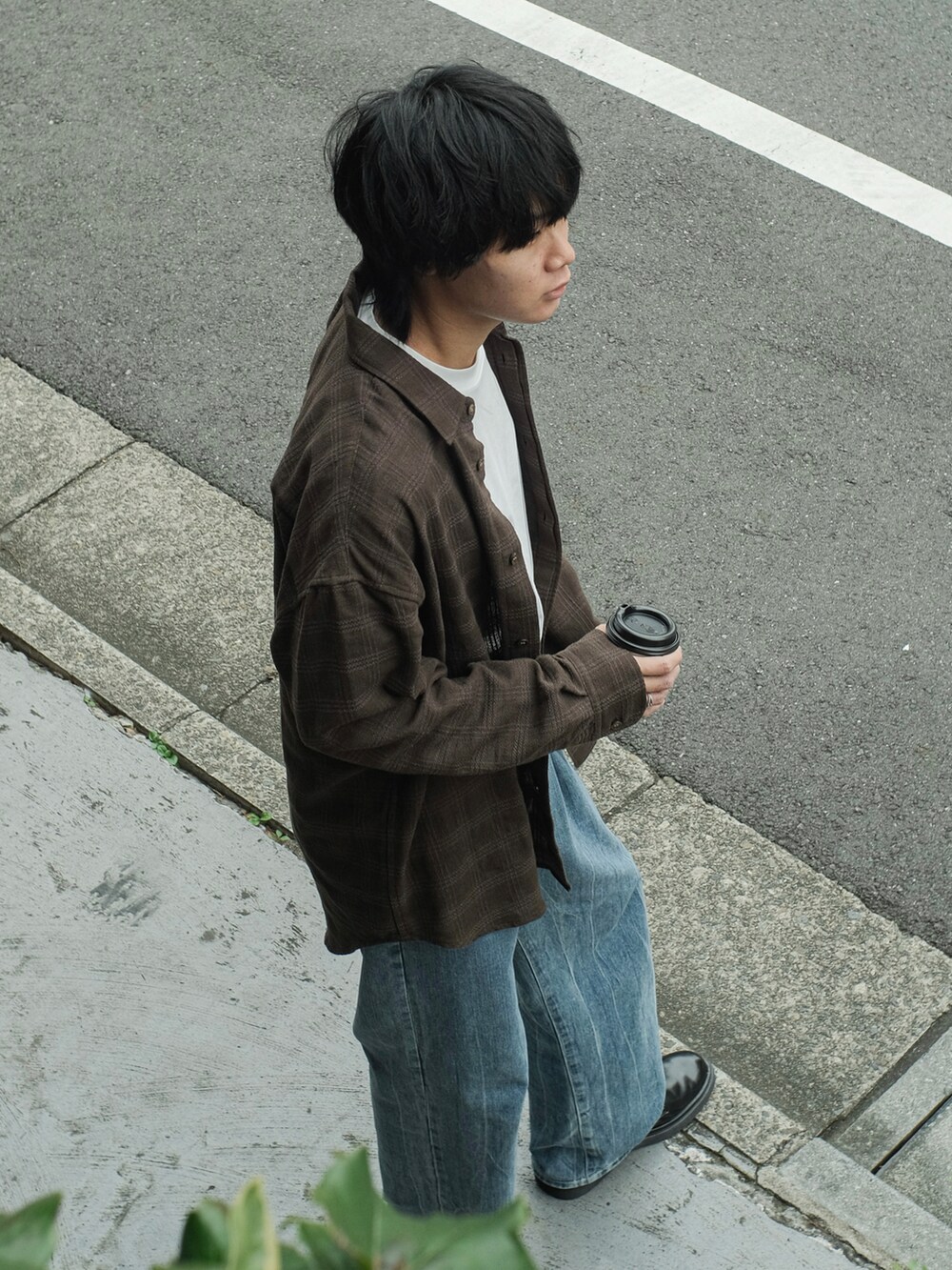 ブラウン系のシャツ/ブラウス、ブルー系のデニムパンツ、ホワイト系のTシャツ/カットソーを着用したメンズの秋コーディネートの4枚目の写真