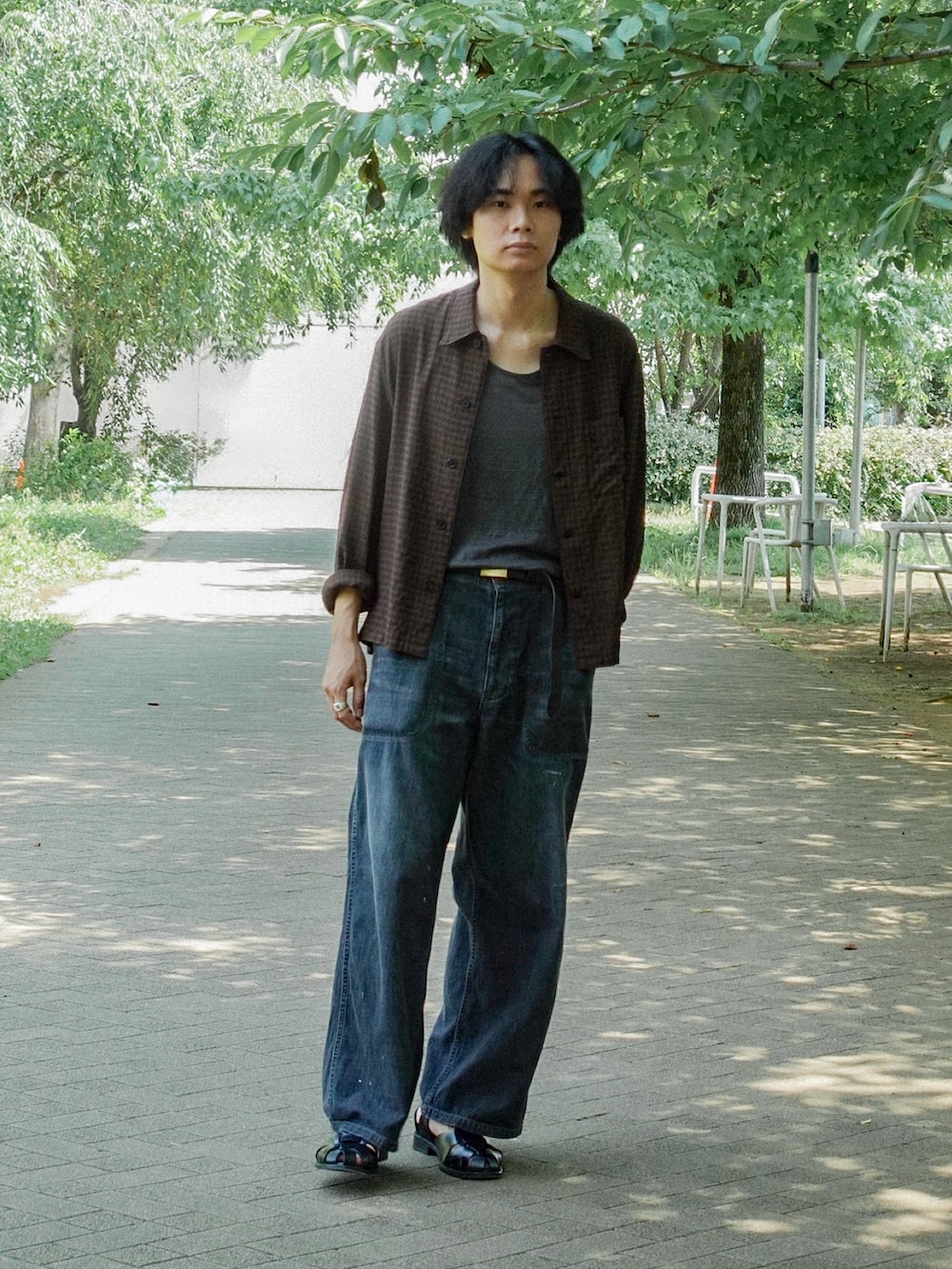 ブラック系のサンダル、ブラウン系のシャツ/ブラウス、グレー系のタンクトップを着用したメンズの夏コーディネートの3枚目の写真