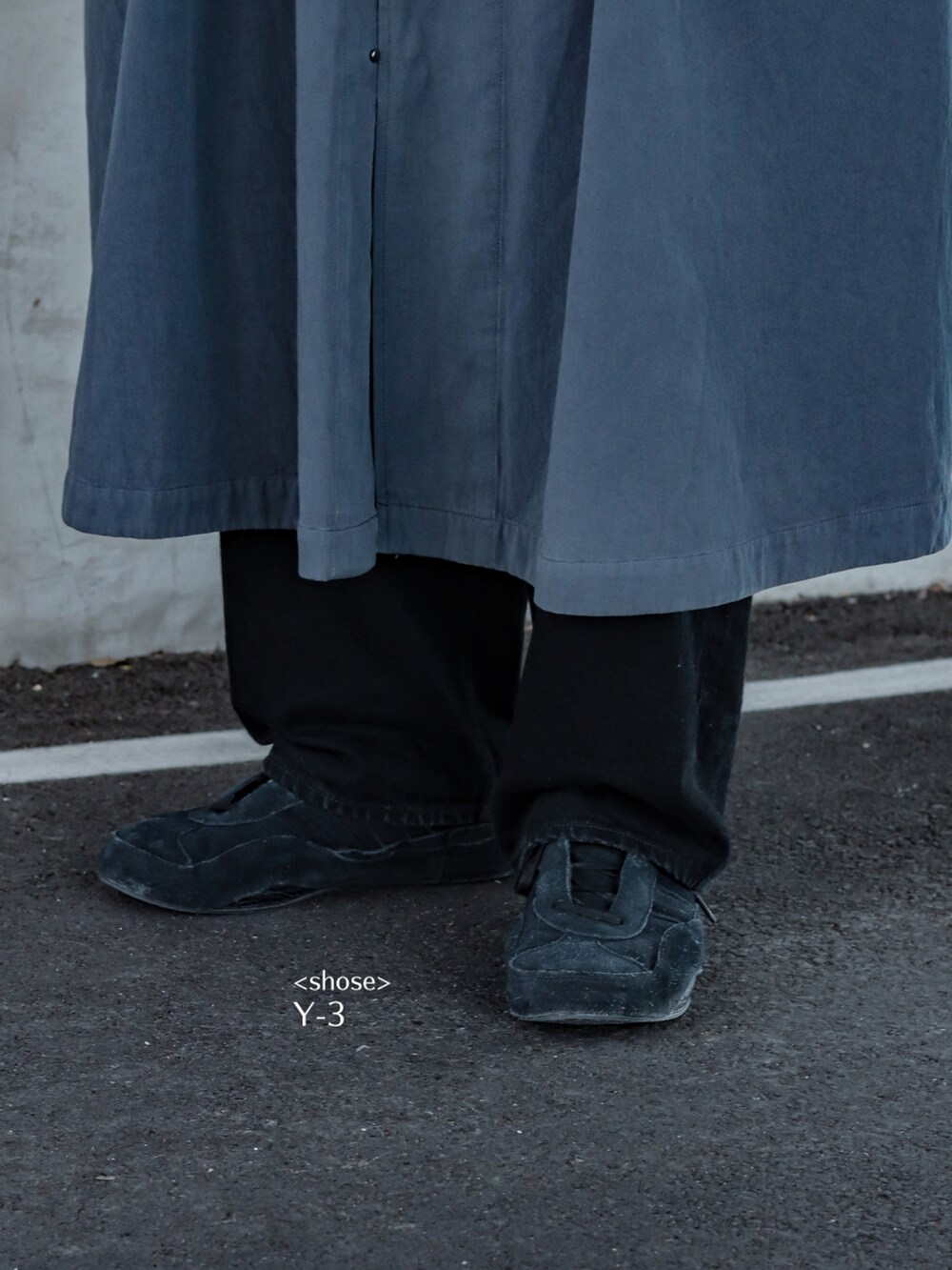 グレー系のその他アウター、ブラック系のメッセンジャーバッグ、ブラック系のスニーカーを着用したメンズの春コーディネートの5枚目の写真