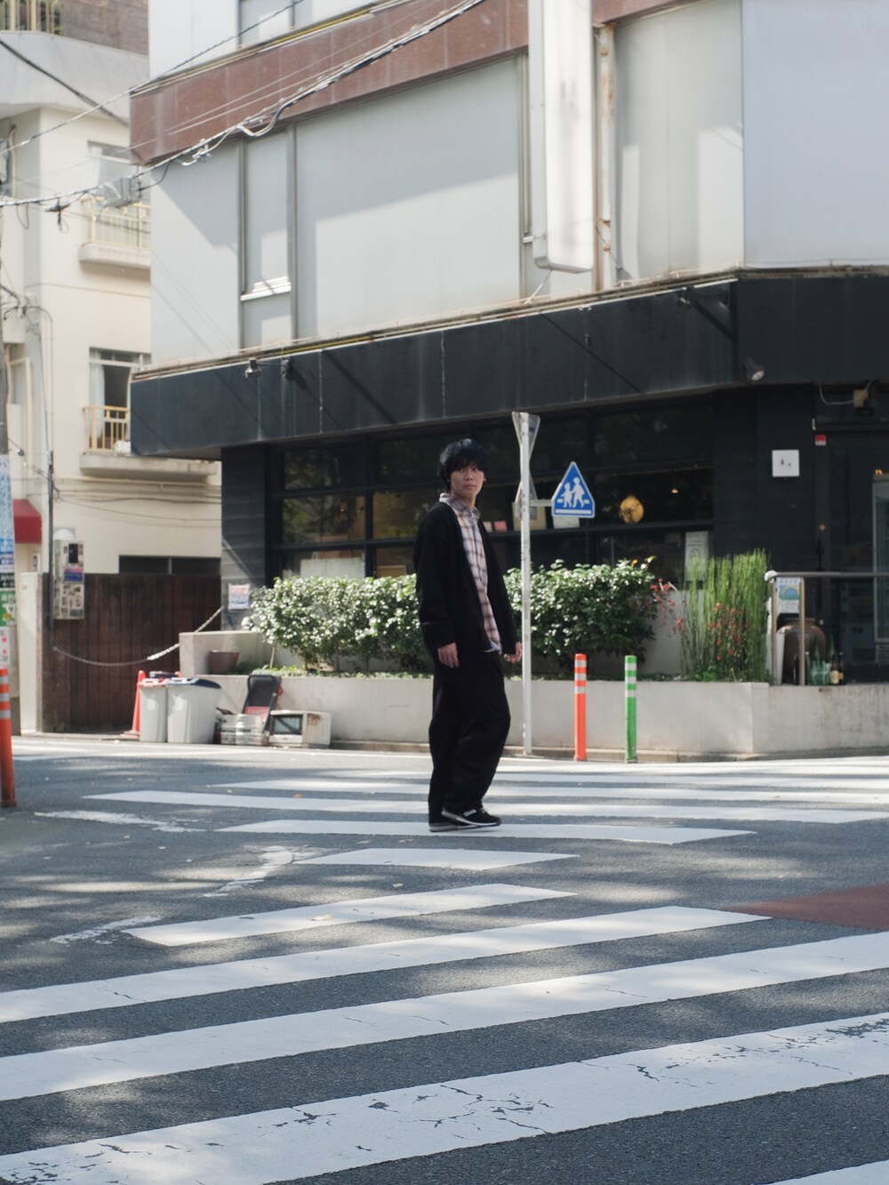 ブラック系のカーディガン/ボレロ、オレンジ系のシャツ/ブラウス、ブラック系のカーゴパンツを着用したメンズの秋コーディネートの3枚目の写真