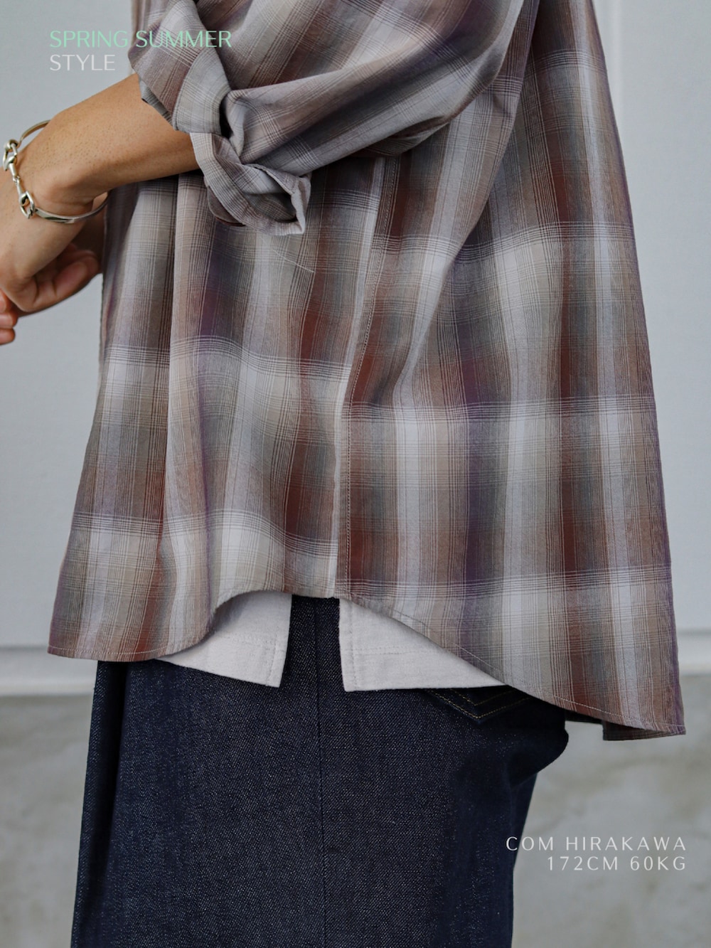 ブラウン系のシャツ/ブラウス、ブルー系のデニムパンツ、ブラック系のスニーカーを着用したメンズの春コーディネートの2枚目の写真