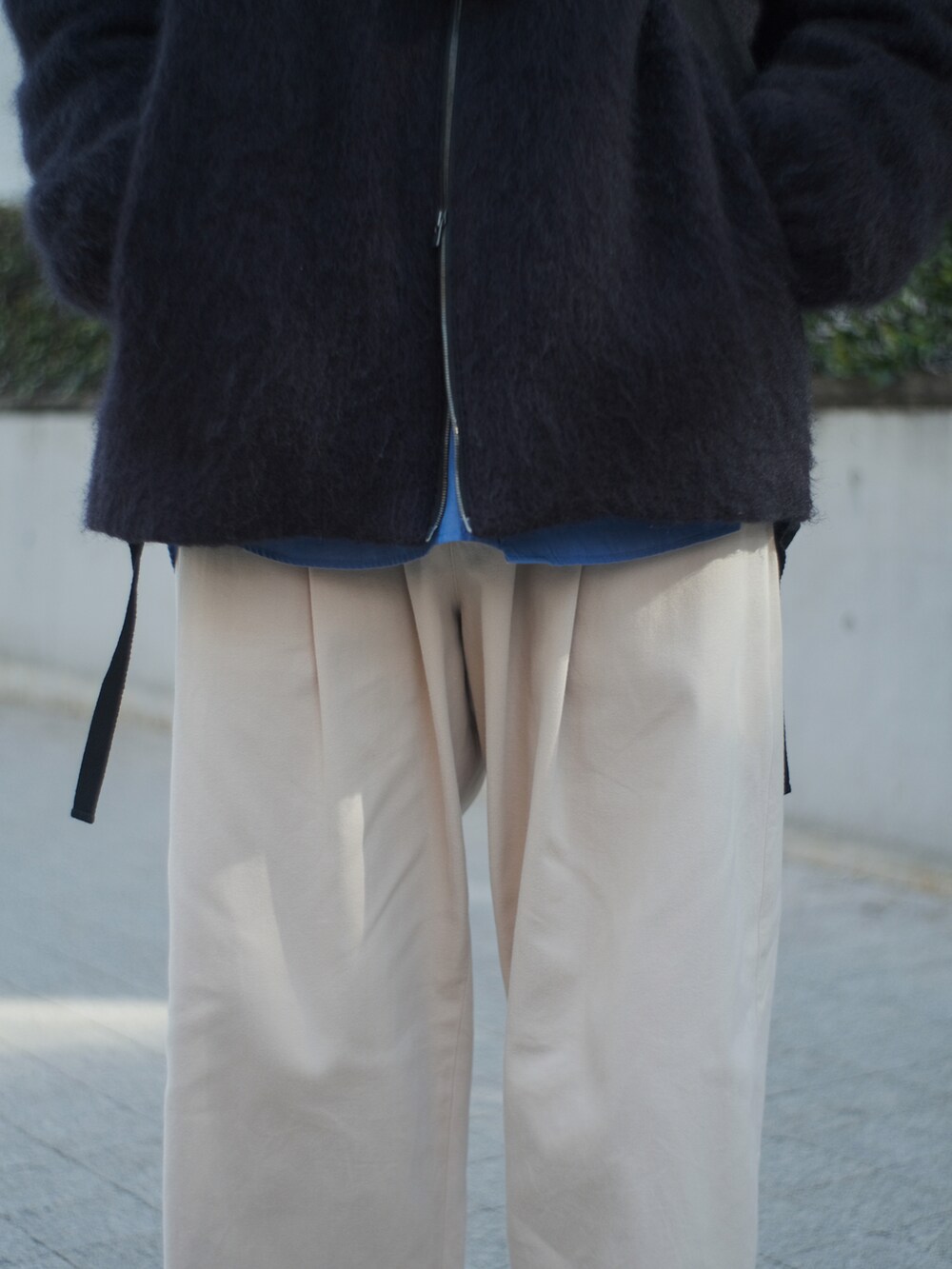 ブルー系のブルゾン、ブルー系のシャツ/ブラウス、ホワイト系のその他パンツを着用したメンズの冬コーディネートの4枚目の写真