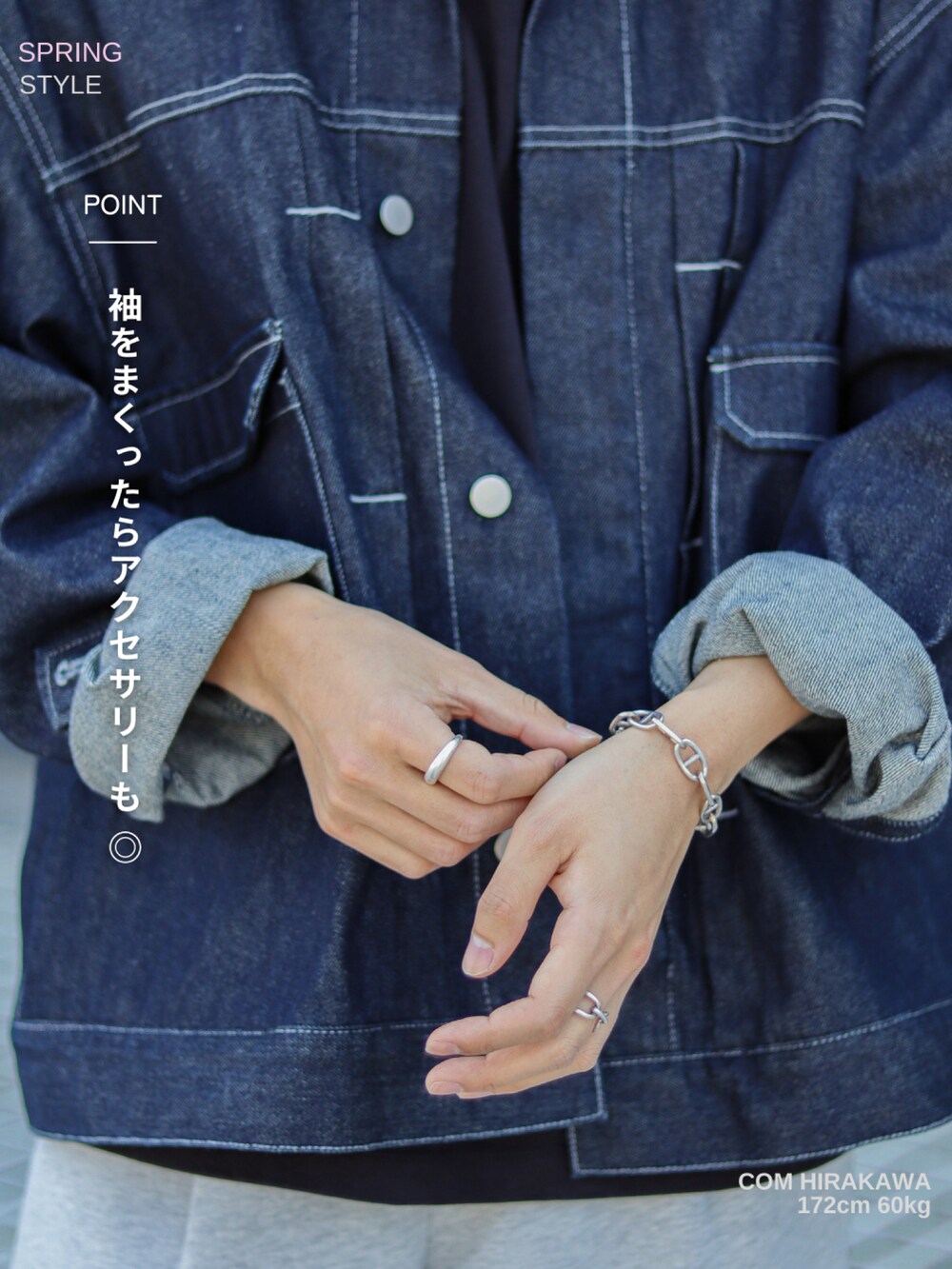 ブルー系のセットアップ、ブラック系のTシャツ/カットソー、グレー系のスウェットパンツを着用したメンズの春コーディネートの4枚目の写真