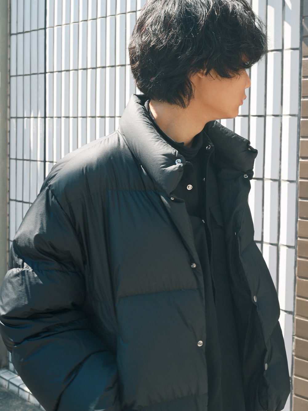 ブラック系のブーツ、ブラック系のシャツ/ブラウス、ブラック系のニット/セーターを着用したメンズの春コーディネートの2枚目の写真