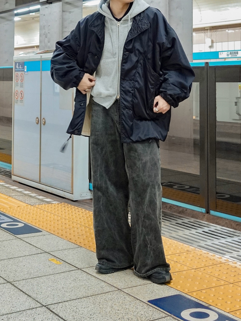 ブラック系のTシャツ/カットソー、グレー系のパーカー、ブラック系のスニーカーを着用したメンズの秋コーディネートの2枚目の写真