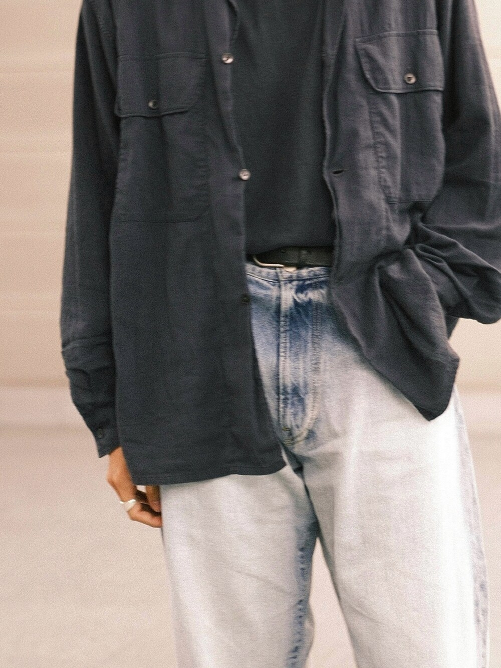 ブルー系のシャツ/ブラウス、ブラック系のタンクトップ、ブラック系のスニーカーを着用したメンズの秋コーディネートの2枚目の写真