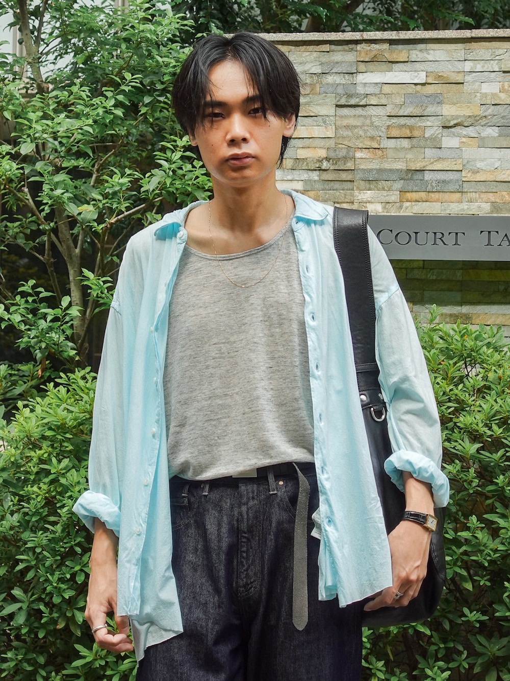 ブラック系のサンダル、ブルー系のシャツ/ブラウス、グレー系のタンクトップを着用したメンズの秋コーディネートの2枚目の写真