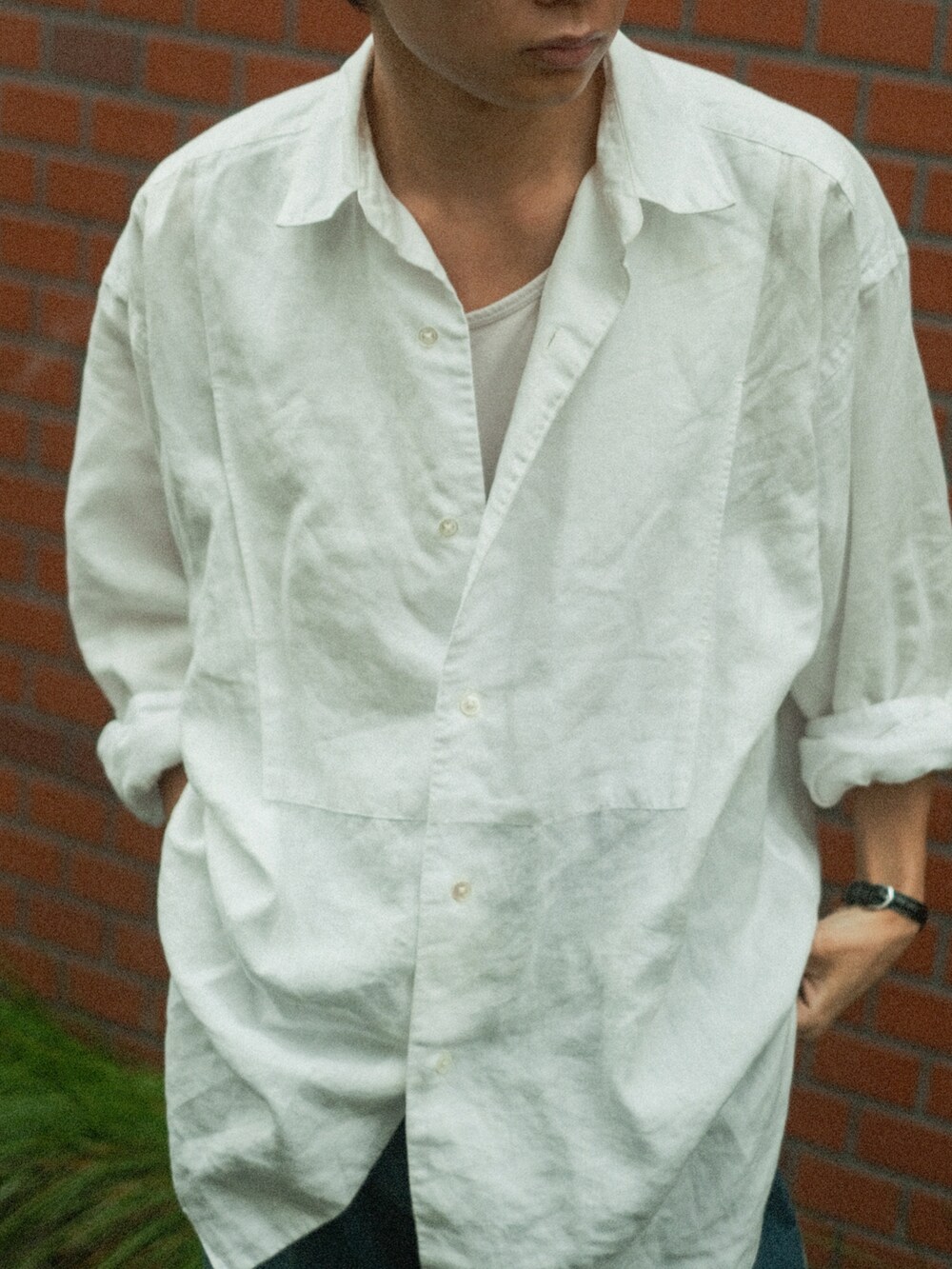 ブルー系のデニムパンツ、ホワイト系のシャツ/ブラウス、ブラック系のサンダルを着用したメンズの夏コーディネートの2枚目の写真