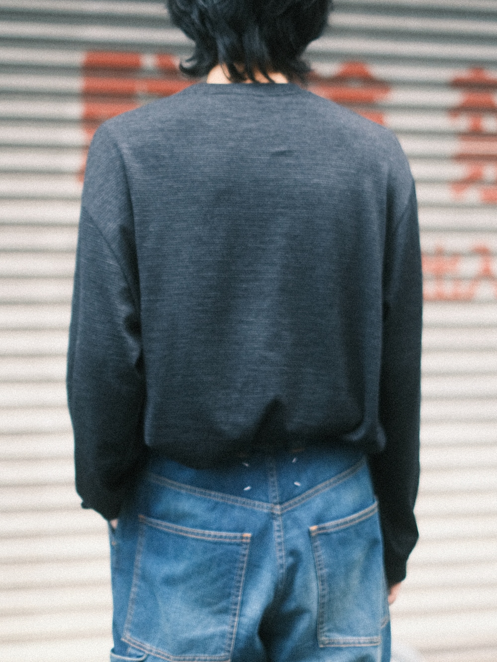 ブラック系のTシャツ/カットソー、ブルー系のデニムパンツ、ブラック系のブーツを着用したメンズの春コーディネートの2枚目の写真