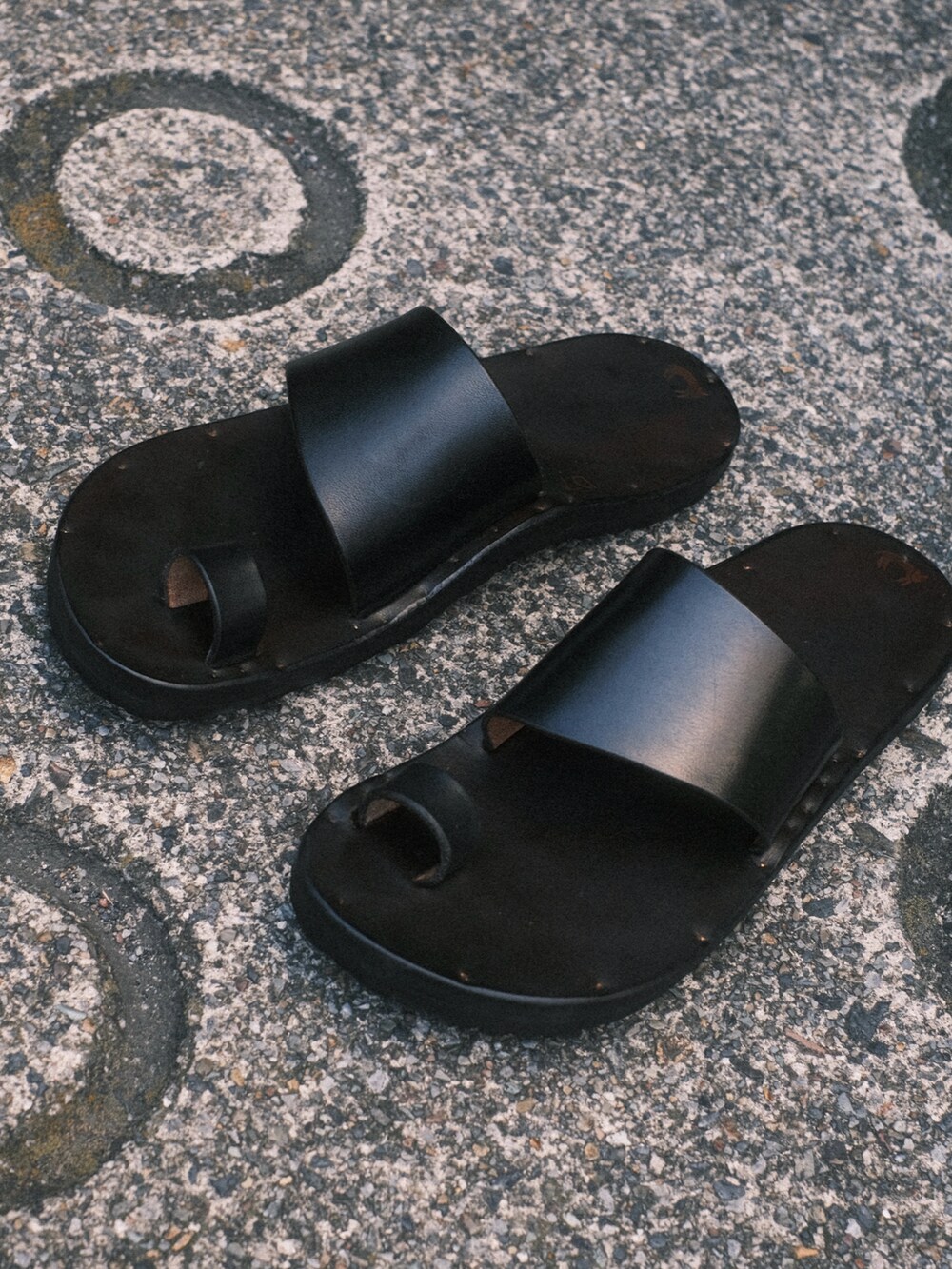 ブルー系のデニムパンツ、ブルー系のシャツ/ブラウス、ホワイト系のタンクトップを着用したメンズの夏コーディネートの3枚目の写真