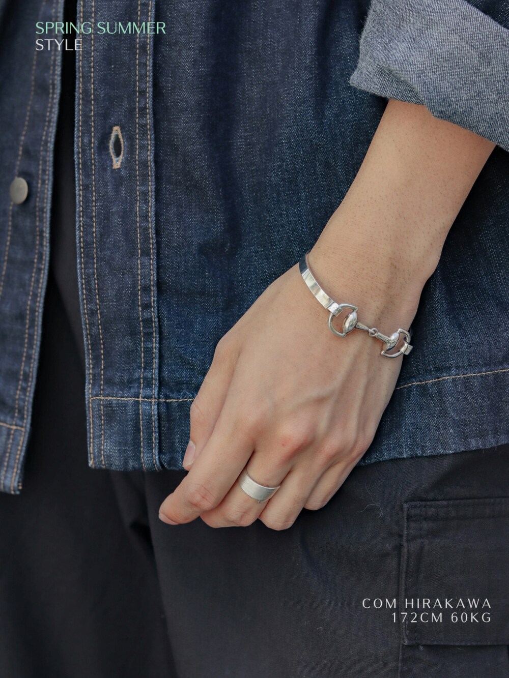 ブルー系のシャツ/ブラウス、グレー系のタンクトップ、ブラック系のカーゴパンツを着用したメンズの春コーディネートの5枚目の写真