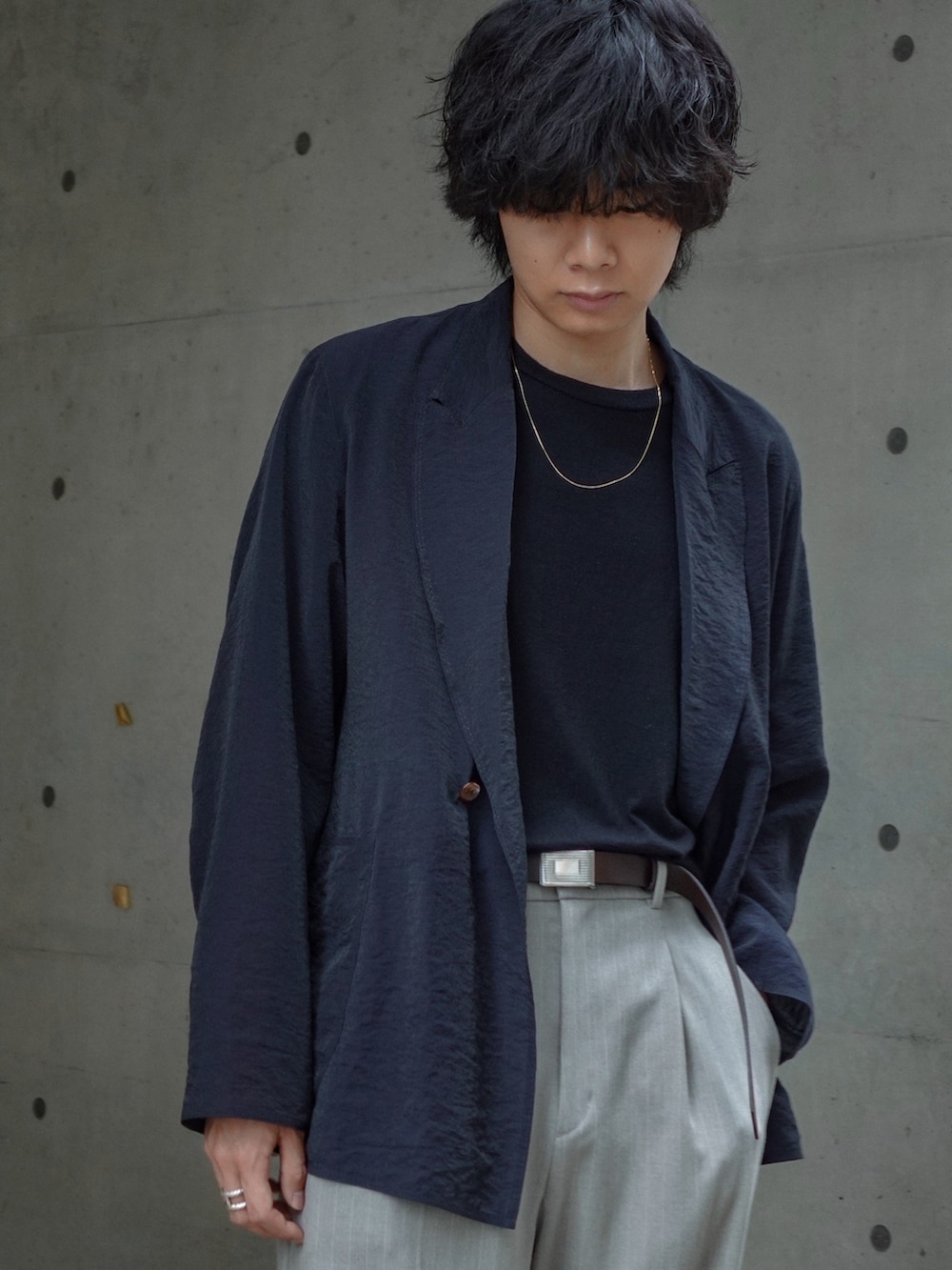 ブラック系のドレスシューズ、ブラック系のTシャツ/カットソー、ブルー系のテーラードジャケットを着用したメンズの春コーディネートの3枚目の写真