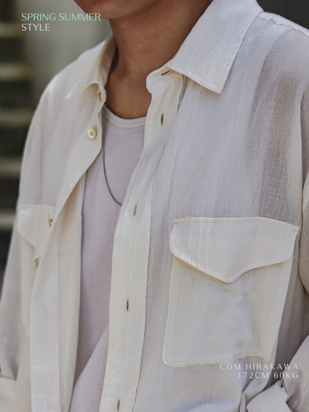 ホワイト系のシャツ/ブラウス、グレー系のタンクトップ、ブルー系のデニムパンツを着用したメンズの春コーディネートの4枚目の写真