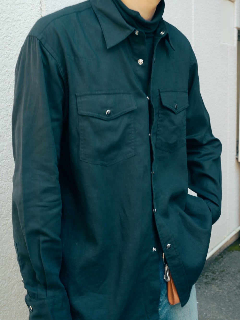 ブラック系のブーツ、ブラック系のシャツ/ブラウス、ブラック系のニット/セーターを着用したメンズの春コーディネートの3枚目の写真