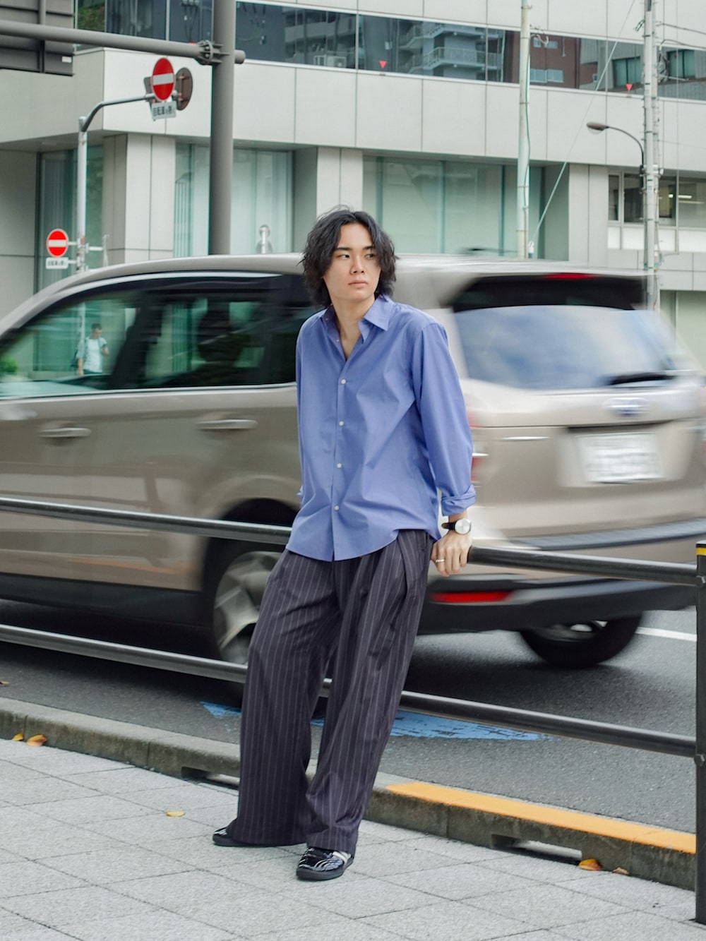 ブルー系のシャツ/ブラウス、ホワイト系のタンクトップ、グレー系のスラックスを着用したメンズの秋コーディネートの2枚目の写真