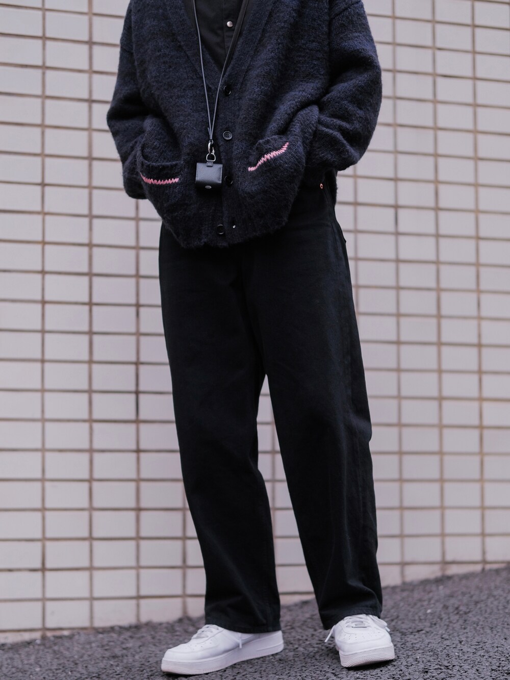 ブラック系のカーディガン/ボレロ、ブラック系のミリタリージャケット、ブラック系のデニムパンツを着用したメンズの冬コーディネートの5枚目の写真