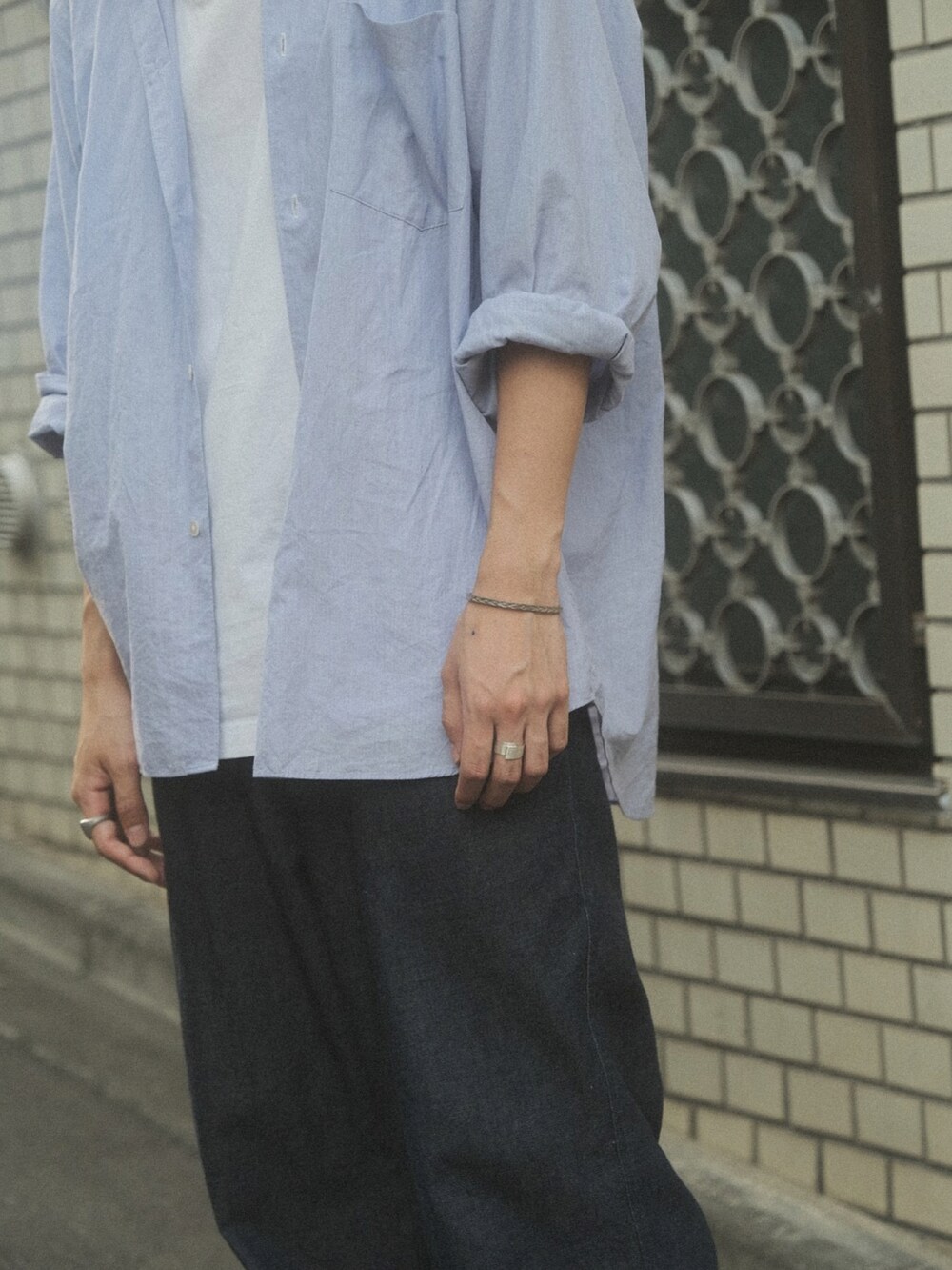 グレー系のタンクトップ、ブルー系のシャツ/ブラウス、ブルー系のデニムパンツを着用したメンズの夏コーディネートの4枚目の写真