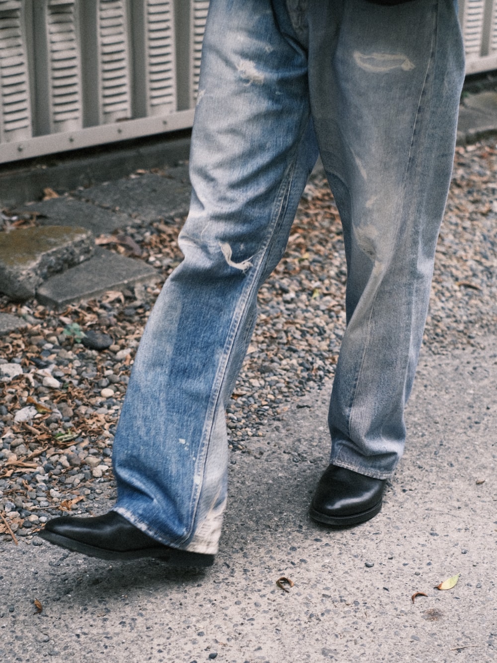 ブラック系のその他アウター、ブルー系のデニムパンツ、ブラック系のブーツを着用したメンズの秋コーディネートの2枚目の写真