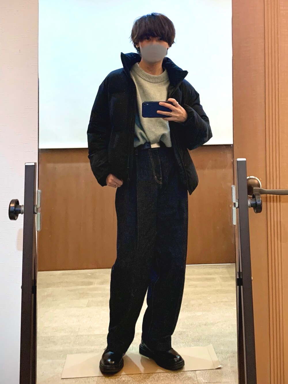 ブルー系のデニムパンツ、グレー系のニット/セーター、ブラック系のドレスシューズを着用したメンズの冬コーディネートの2枚目の写真