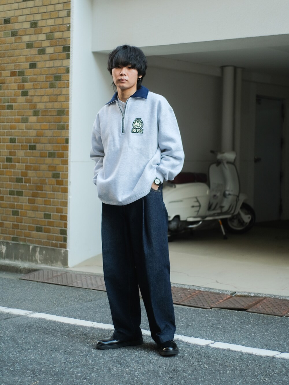 ブルー系のデニムパンツ、グレー系のスウェット、ブラック系のドレスシューズを着用したメンズの秋コーディネートの2枚目の写真