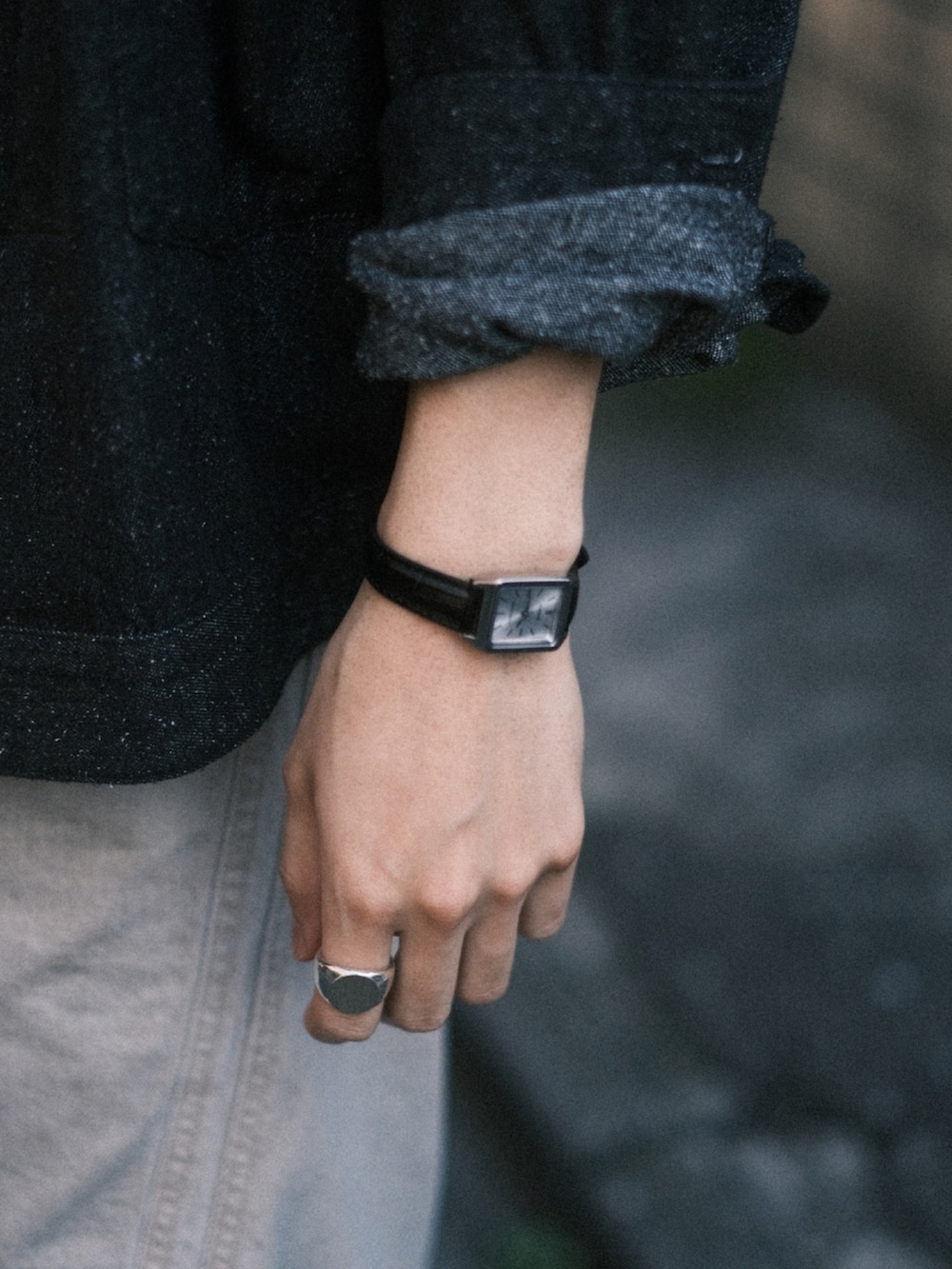 ベージュ系のデニムパンツ、ブラック系のデニムジャケット、ブラック系のTシャツ/カットソーを着用したメンズの夏コーディネートの4枚目の写真