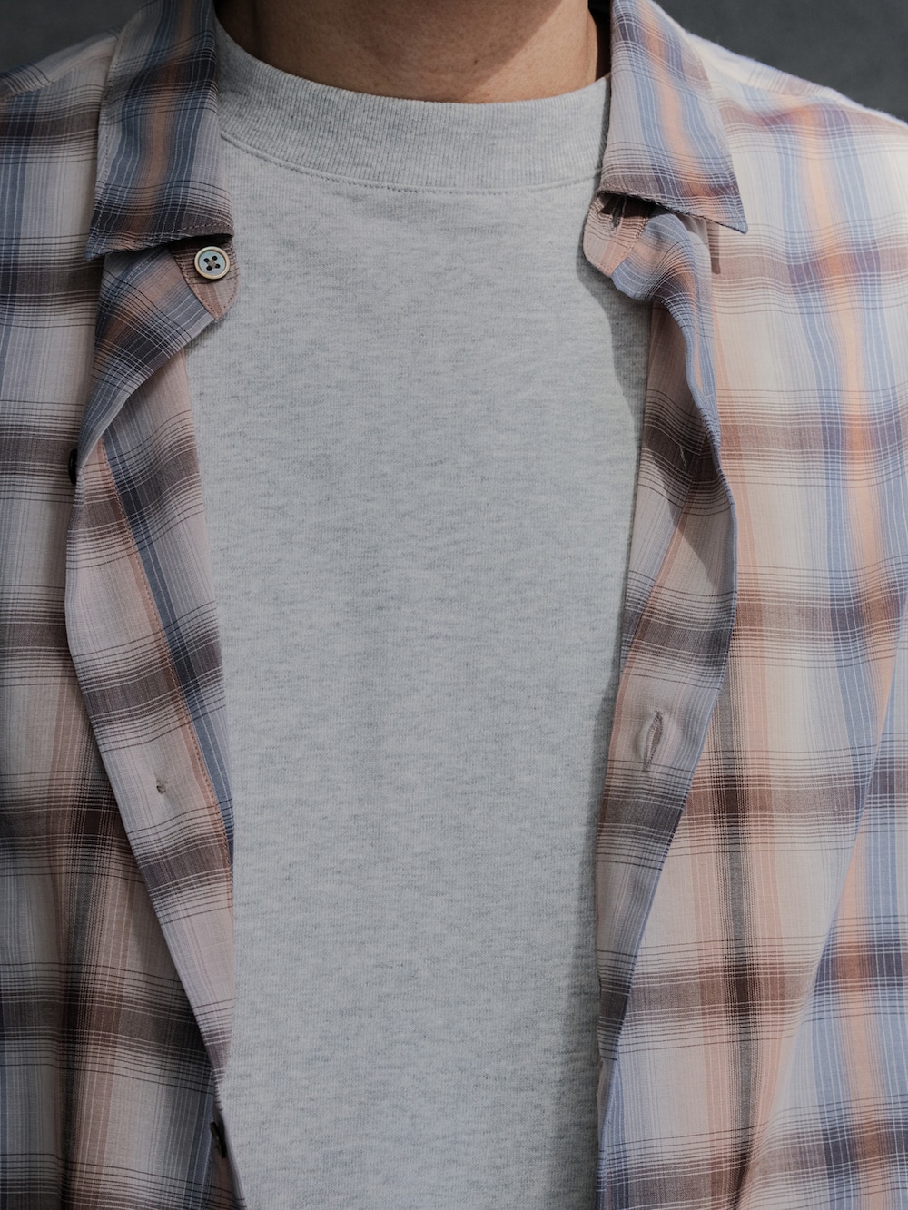 オレンジ系のシャツ/ブラウス、グレー系のTシャツ/カットソー、ブラック系のデニムパンツを着用したメンズの春コーディネートの3枚目の写真