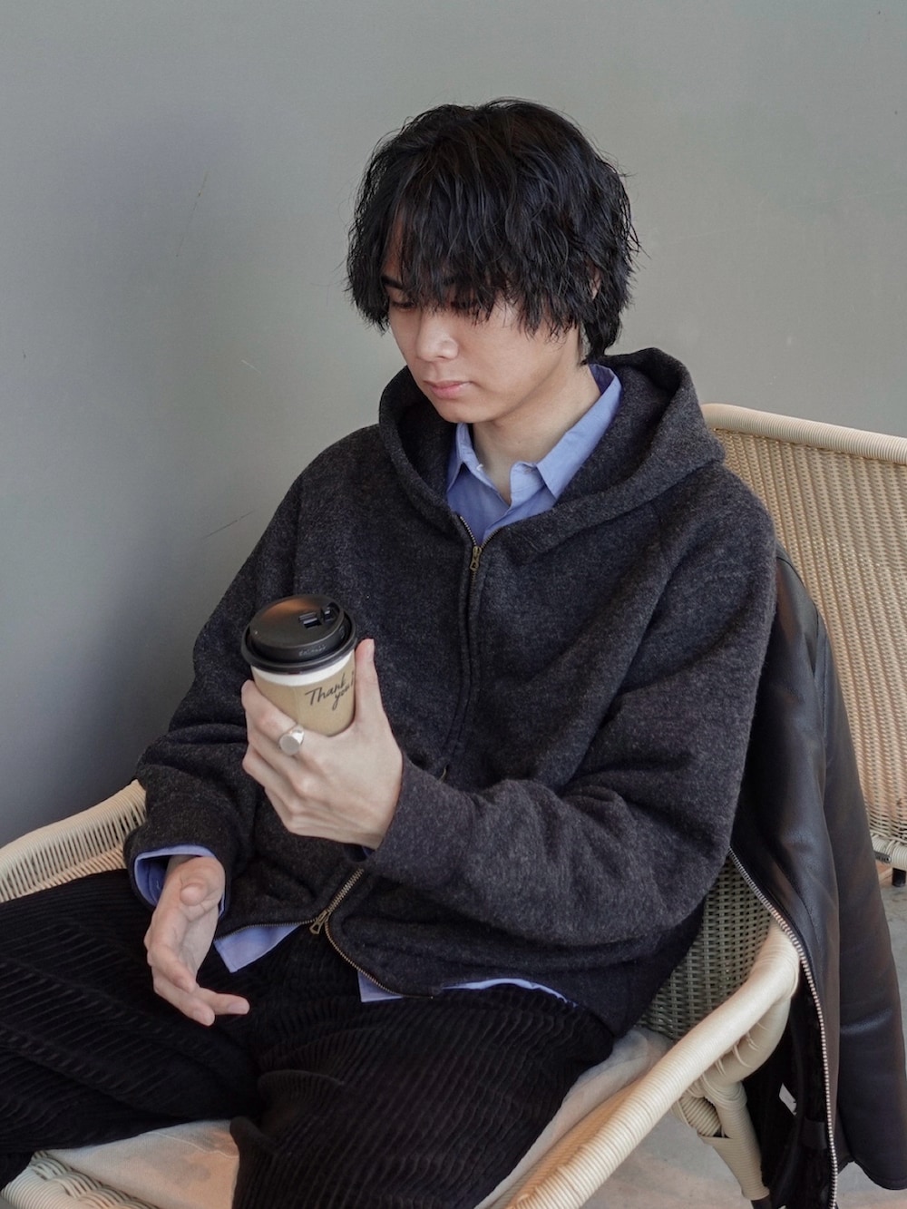 ブラック系のパーカー、ブルー系のシャツ/ブラウス、ブラック系のブーツを着用したメンズの冬コーディネートの2枚目の写真