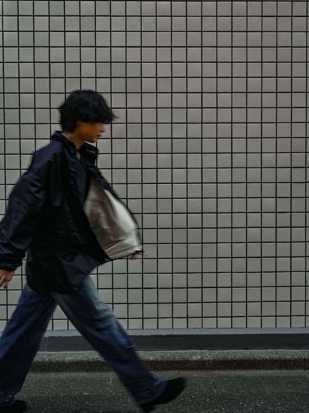 ブラック系のブーツ、ブラック系のニット/セーター、ブルー系のジャケット/アウターを着用したメンズの春コーディネートの2枚目の写真