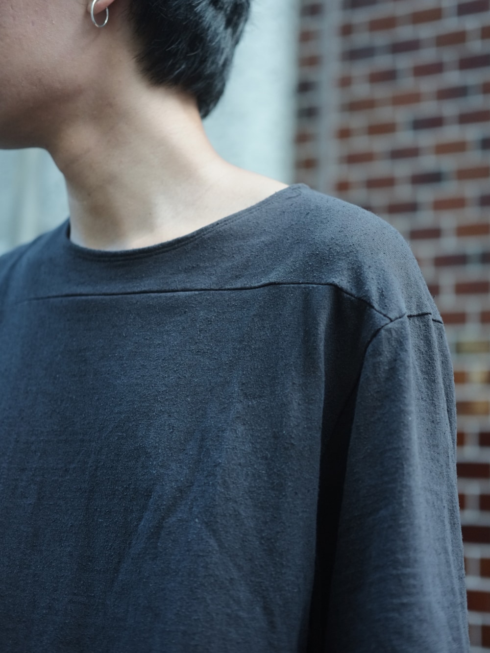 ブラック系のTシャツ/カットソー、ブラック系のパンツ、ブラック系のサンダルを着用したメンズの夏コーディネートの2枚目の写真