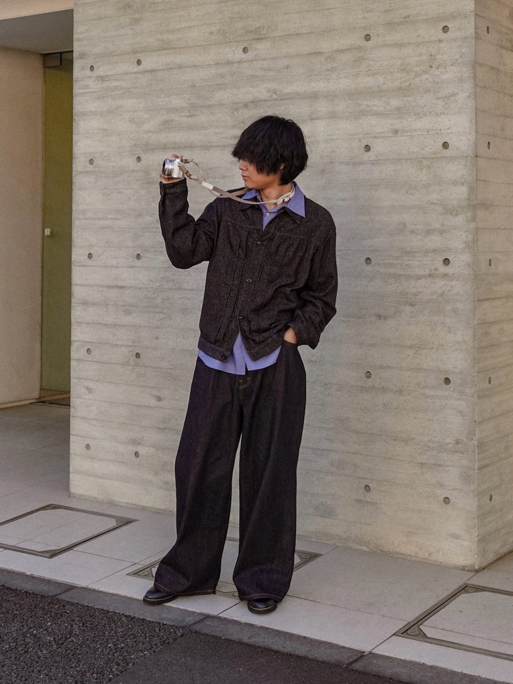 ブルー系のシャツ/ブラウス、ブルー系のデニムパンツ、ブラック系のドレスシューズを着用したメンズの冬コーディネートの2枚目の写真