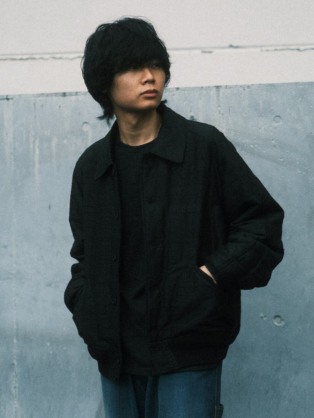ブルー系のデニムパンツ、ブラック系のTシャツ/カットソー、ブラック系のブルゾンを着用したメンズの春コーディネートの3枚目の写真