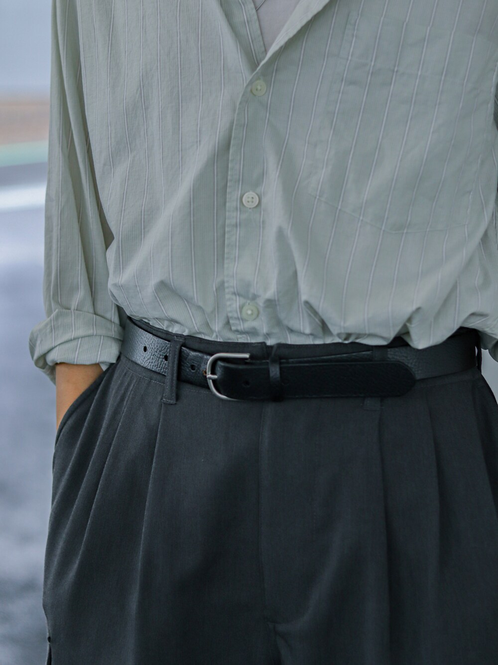 グレー系のカーゴパンツ、グリーン系のシャツ/ブラウス、グレー系のタンクトップを着用したメンズの夏コーディネートの3枚目の写真