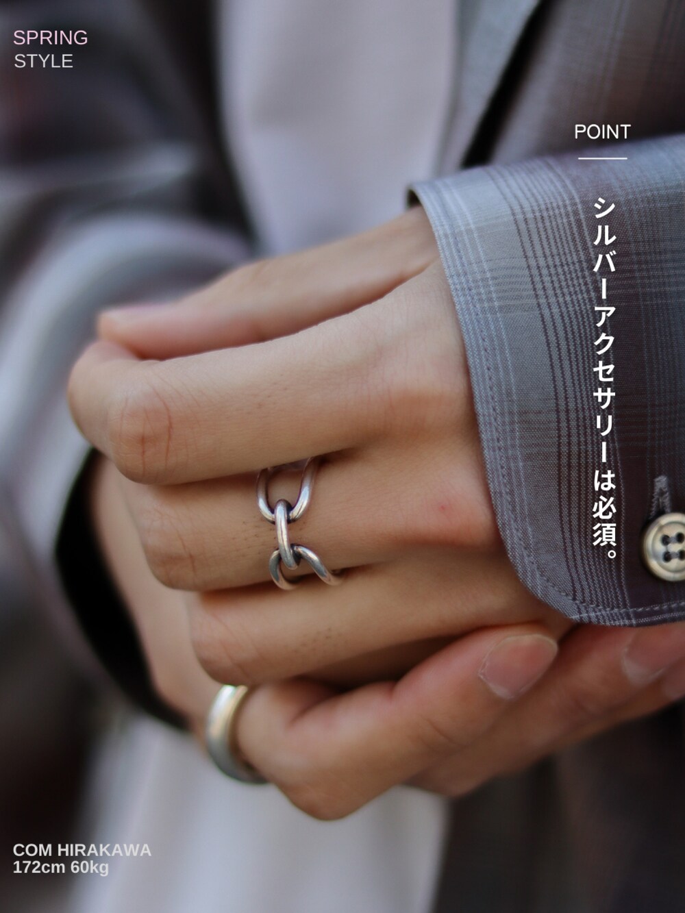 ブラウン系のシャツ/ブラウス、ホワイト系のタンクトップ、ブルー系のデニムパンツを着用したメンズの春コーディネートの5枚目の写真