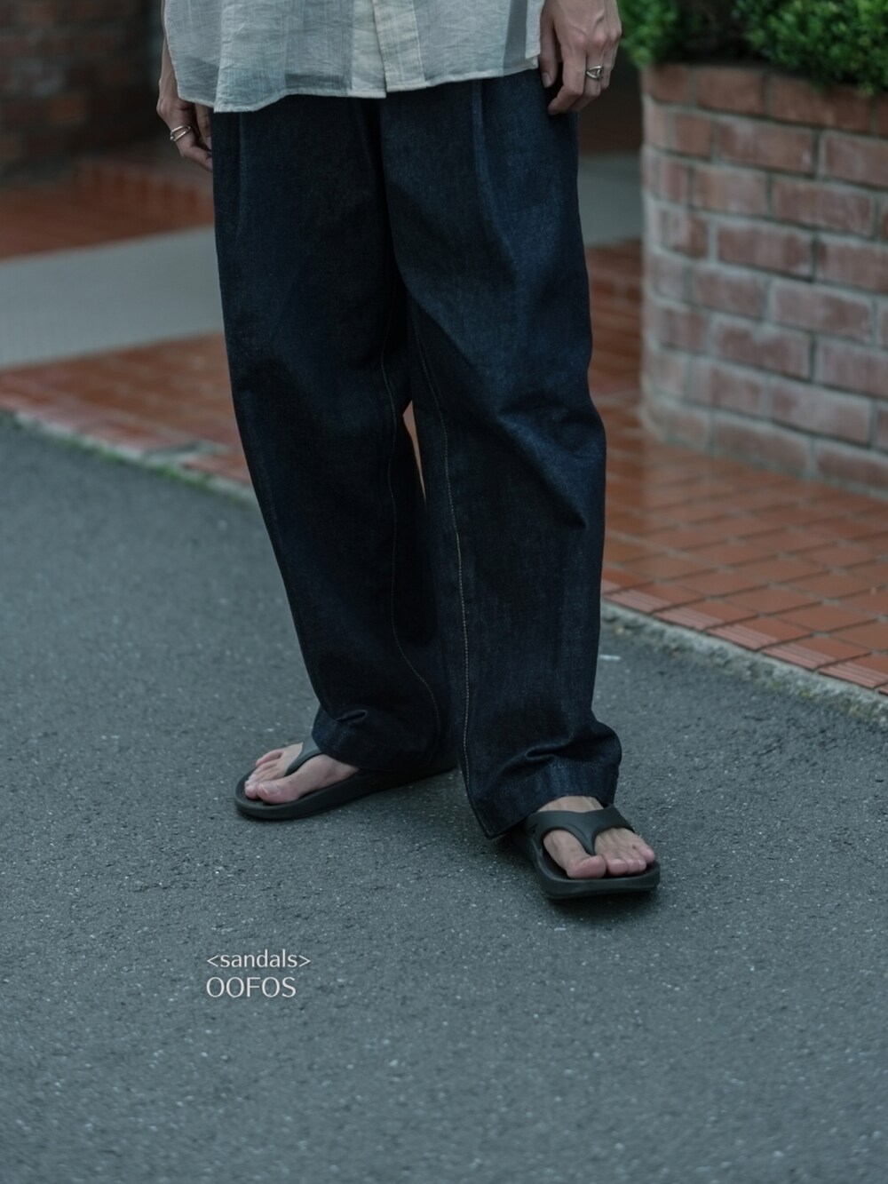 ホワイト系のシャツ/ブラウス、グレー系のタンクトップ、ブルー系のデニムパンツを着用したメンズの夏コーディネートの5枚目の写真