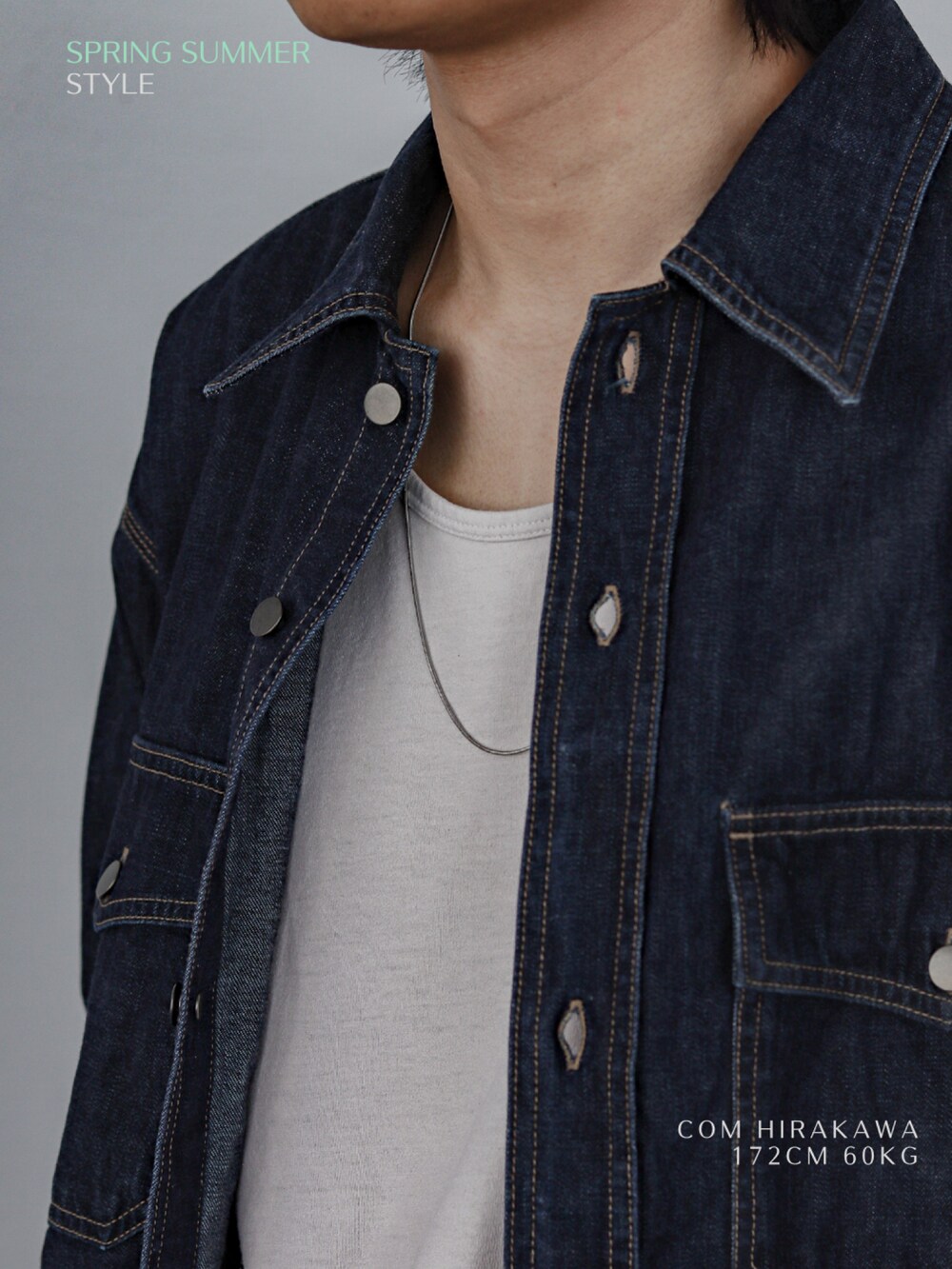 ブルー系のシャツ/ブラウス、グレー系のタンクトップ、グリーン系のカーゴパンツを着用したメンズの春コーディネートの3枚目の写真