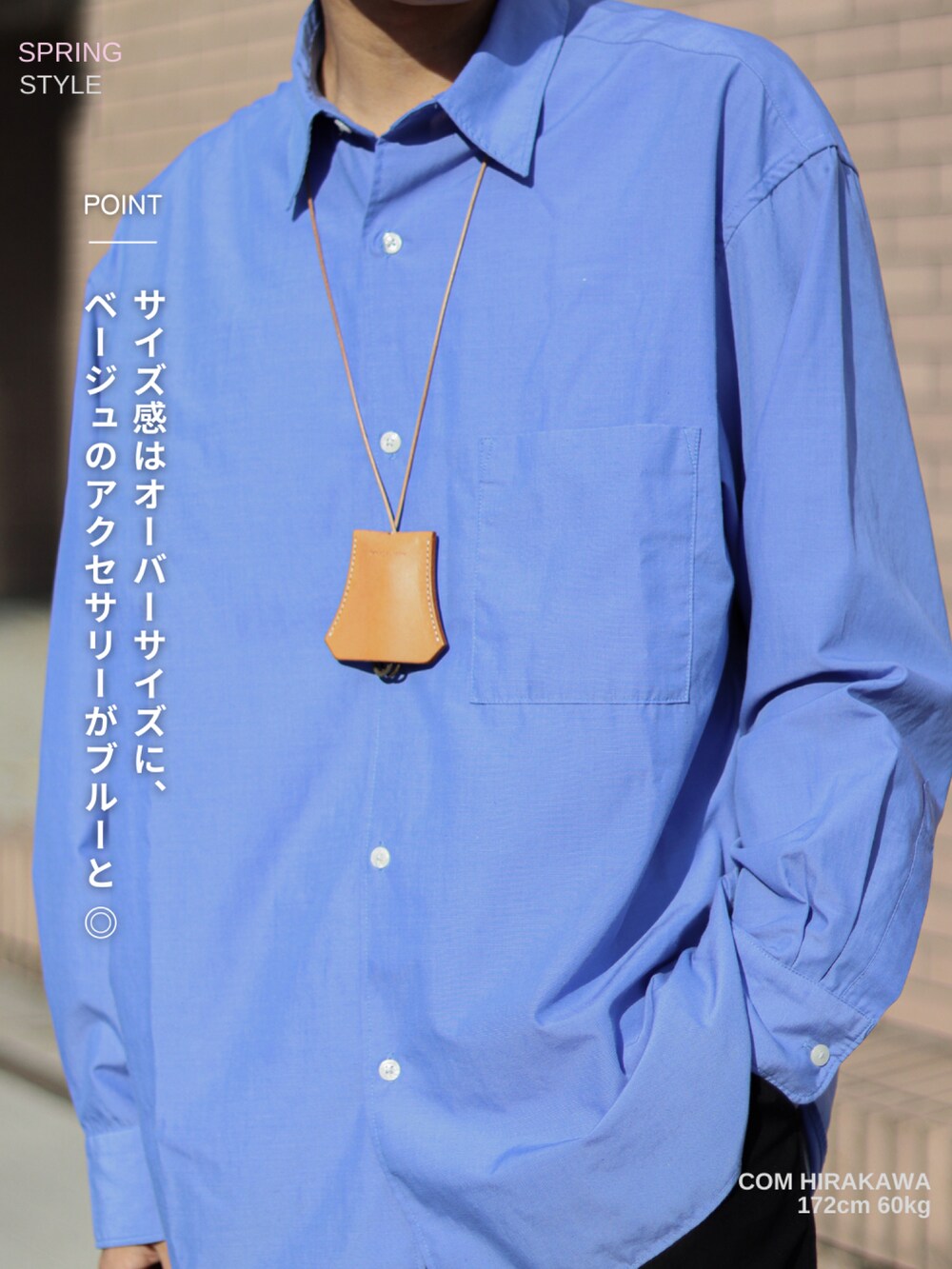 ブルー系のシャツ/ブラウス、ブラック系のカーゴパンツ、ブラック系のスニーカーを着用したメンズの春コーディネートの2枚目の写真