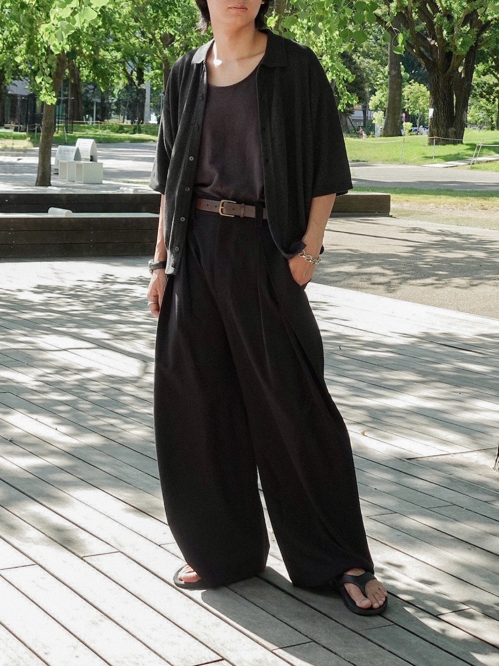 ブラック系のサンダル、グレー系のシャツ/ブラウス、ブラック系のタンクトップを着用したメンズの夏コーディネートの3枚目の写真