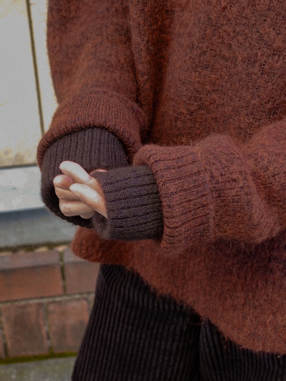 ブラック系のドレスシューズ、ブラウン系のニット/セーター、ブラック系のパンツを着用したメンズの冬コーディネートの3枚目の写真