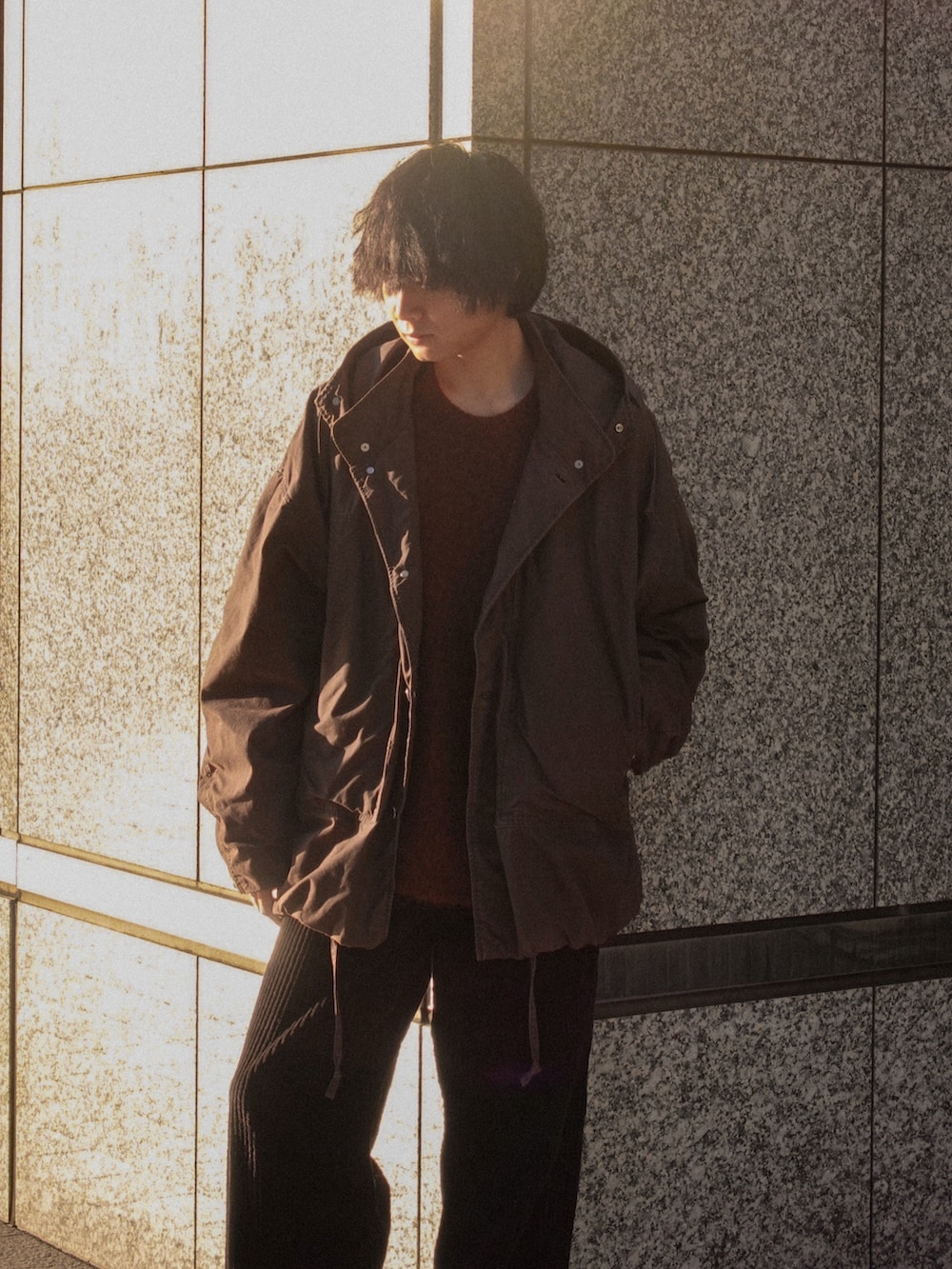 ブラック系のドレスシューズ、ブラウン系のニット/セーター、ブラウン系のブルゾンを着用したメンズの冬コーディネートの2枚目の写真