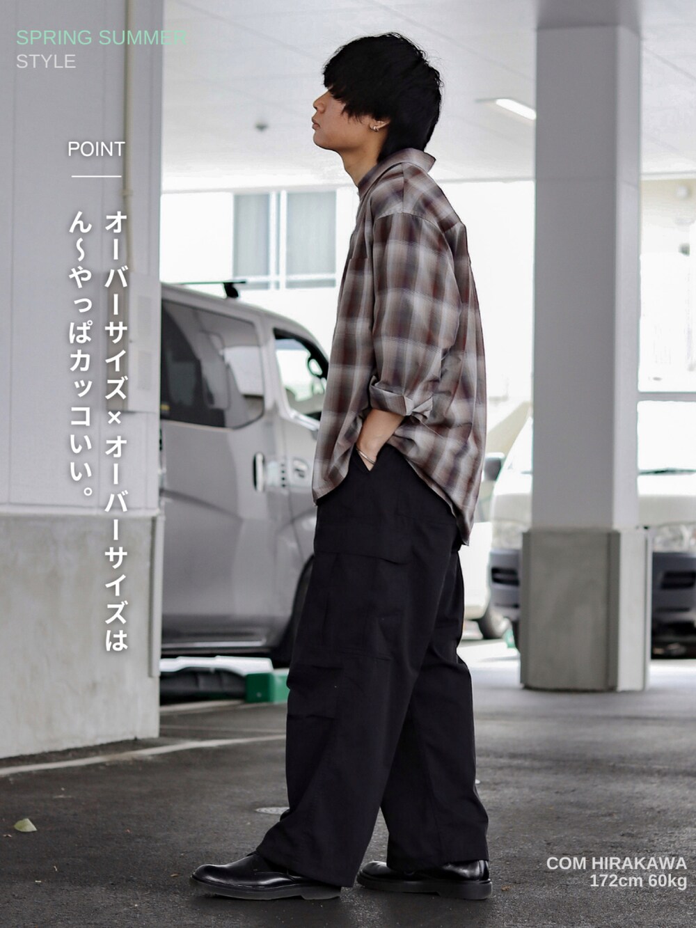 ブラウン系のシャツ/ブラウス、ホワイト系のTシャツ/カットソー、ブラック系のカーゴパンツを着用したメンズの春コーディネートの2枚目の写真