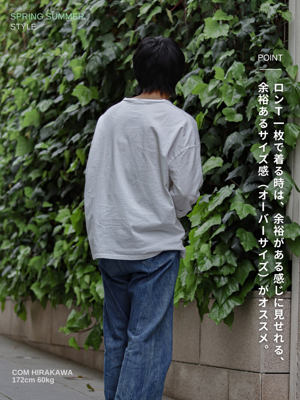 ホワイト系のTシャツ/カットソー、ブルー系のデニムパンツ、ブラック系のドレスシューズを着用したメンズの春コーディネートの3枚目の写真