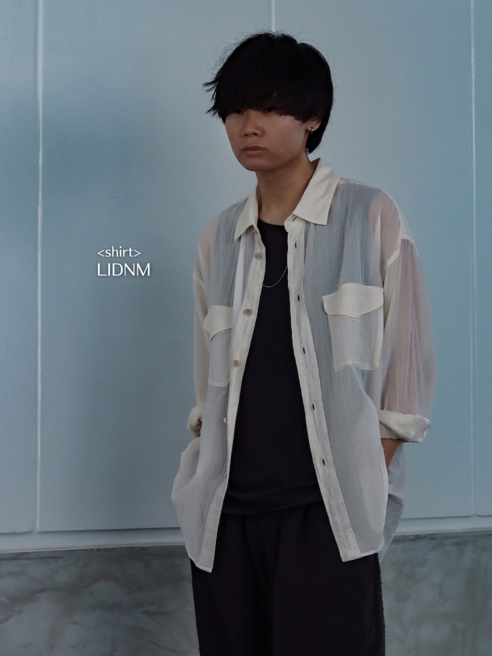 ブラック系のタンクトップ、ホワイト系のシャツ/ブラウス、グレー系のその他パンツを着用したメンズの春コーディネートの2枚目の写真