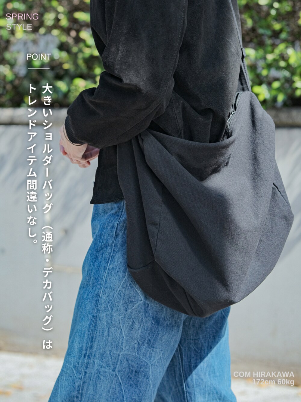グレー系のTシャツ/カットソー、ブラック系のブルゾン、ブルー系のデニムパンツを着用したメンズの春コーディネートの5枚目の写真