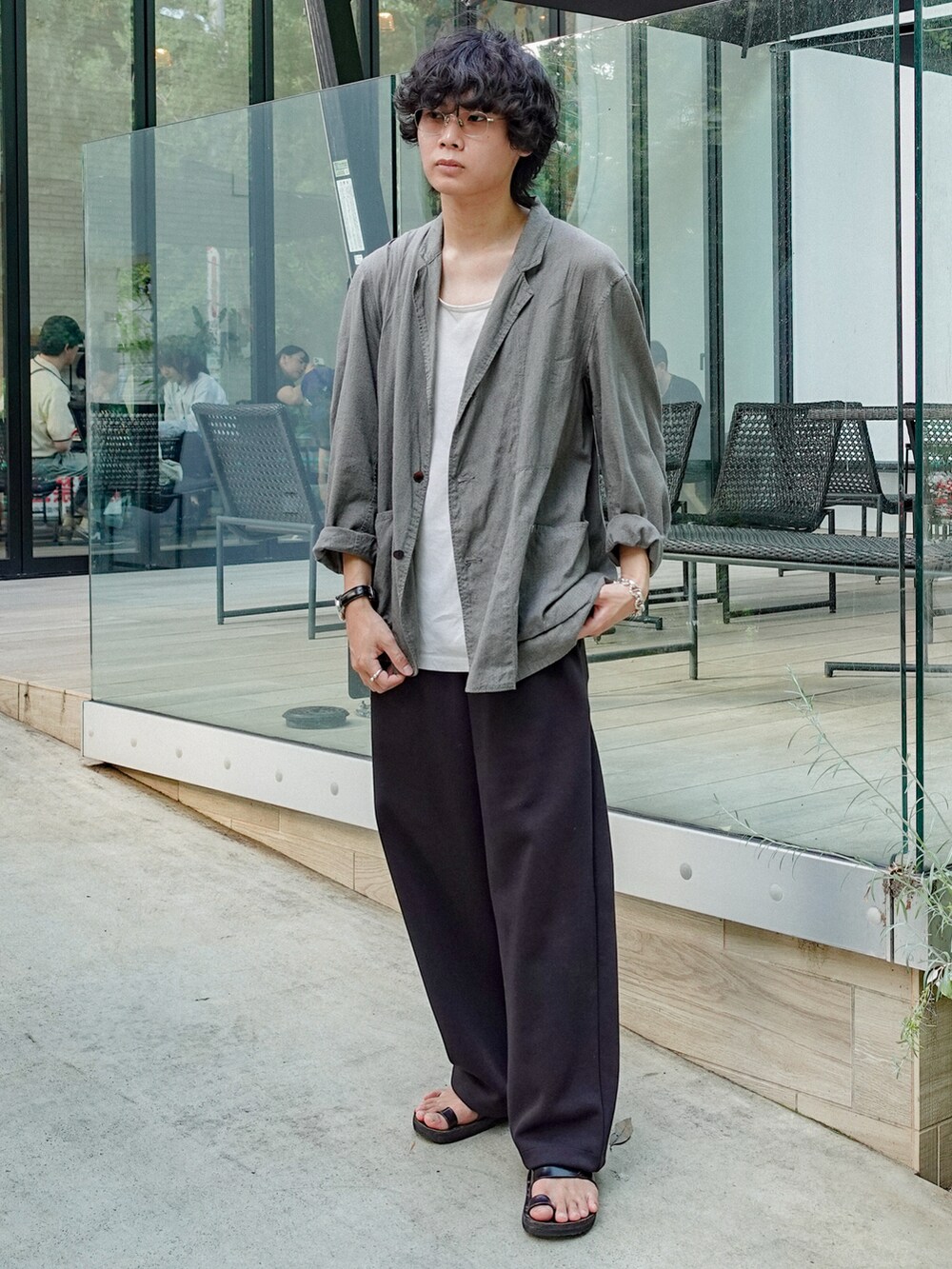 ホワイト系のタンクトップ、ブラック系のサンダル、グレー系のテーラードジャケットを着用したメンズの夏コーディネートの2枚目の写真