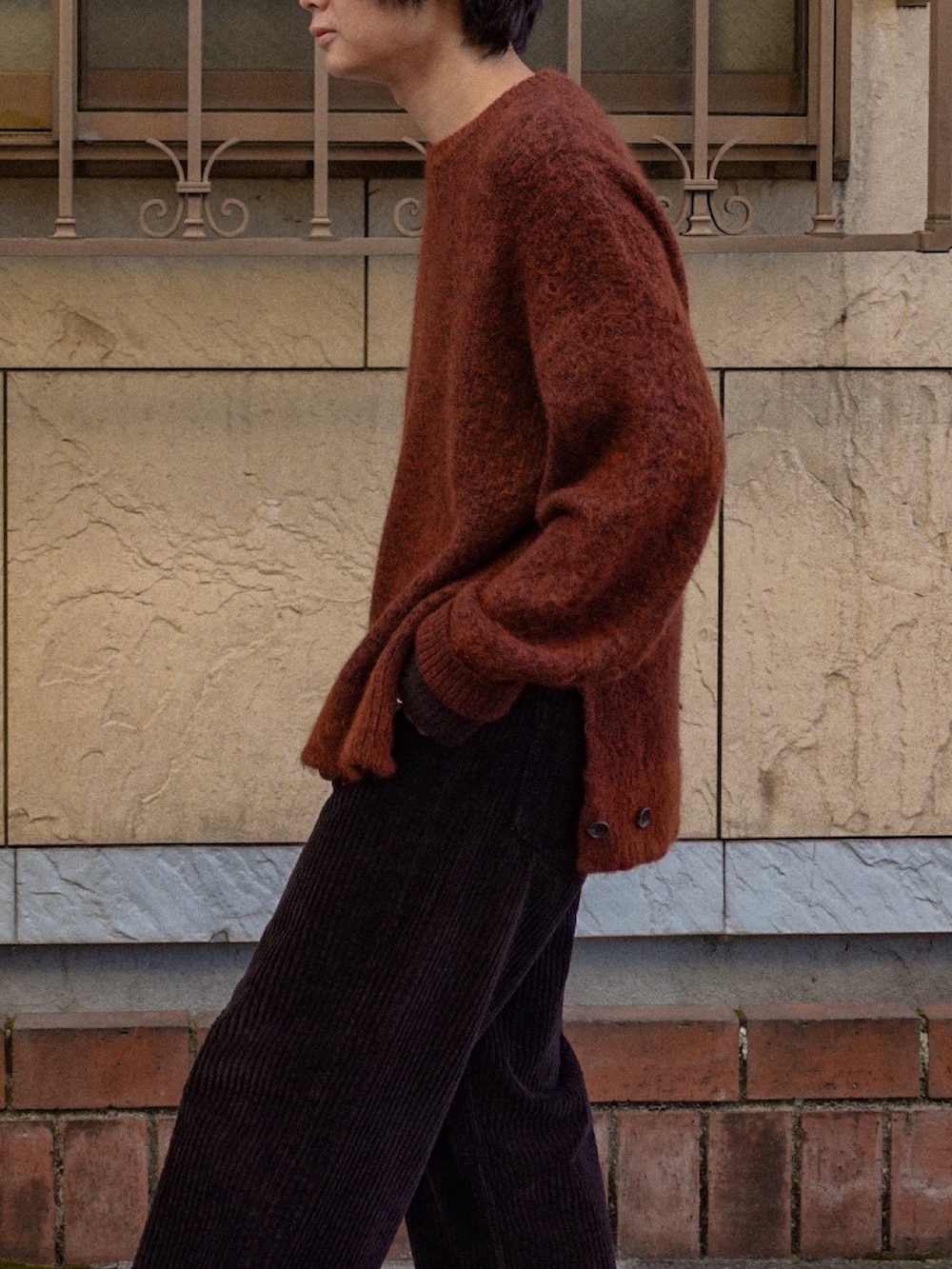 ブラック系のドレスシューズ、ブラウン系のニット/セーター、ブラック系のパンツを着用したメンズの冬コーディネートの2枚目の写真