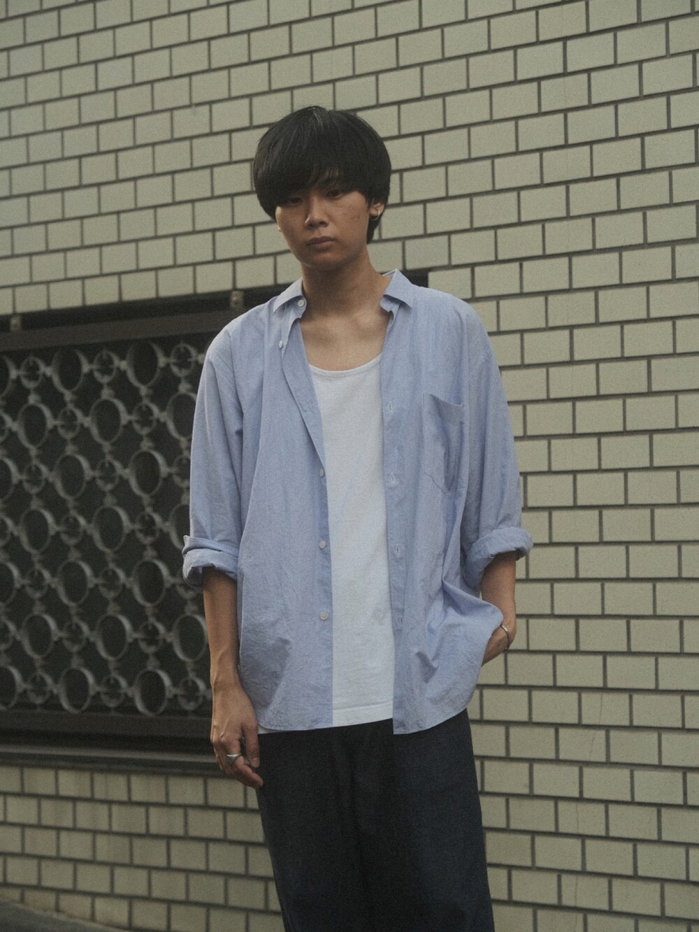 グレー系のタンクトップ、ブルー系のシャツ/ブラウス、ブルー系のデニムパンツを着用したメンズの夏コーディネートの3枚目の写真