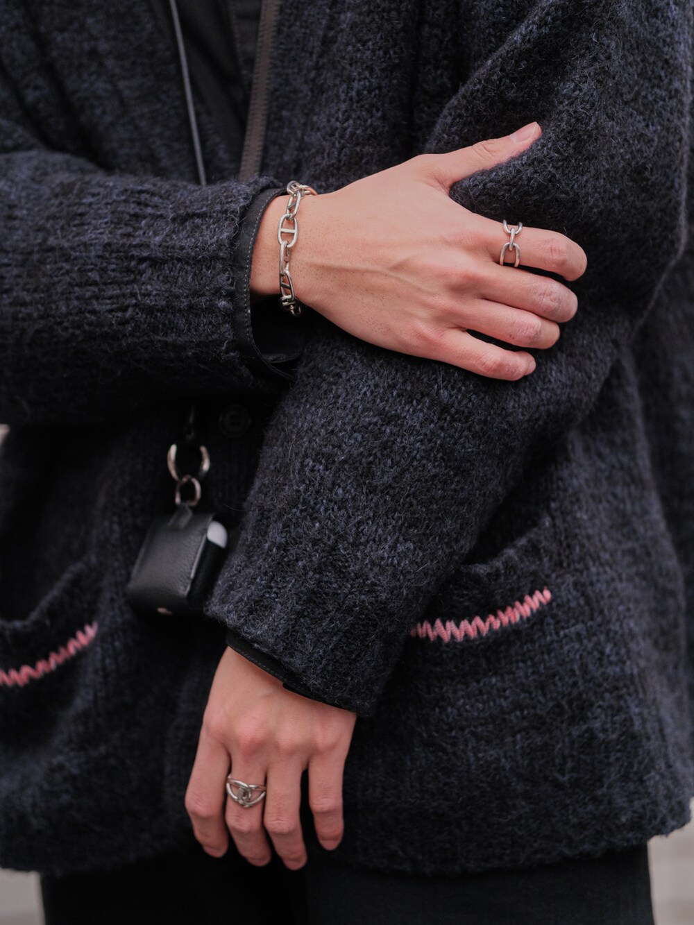 ブラック系のカーディガン/ボレロ、ブラック系のミリタリージャケット、ブラック系のデニムパンツを着用したメンズの冬コーディネートの4枚目の写真