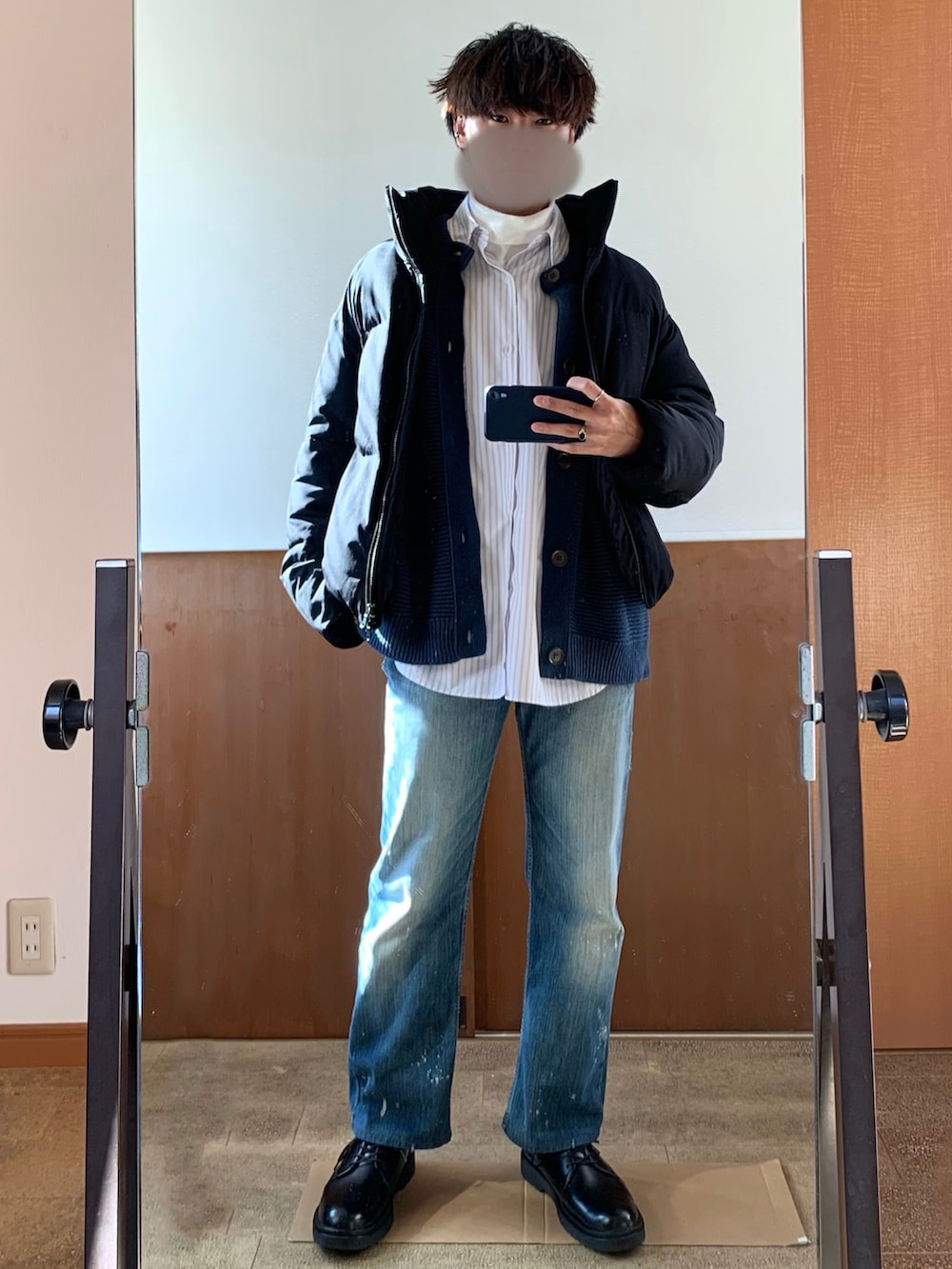 ブルー系のカーディガン/ボレロ、ホワイト系のTシャツ/カットソー、ホワイト系のシャツ/ブラウスを着用したメンズの冬コーディネートの2枚目の写真