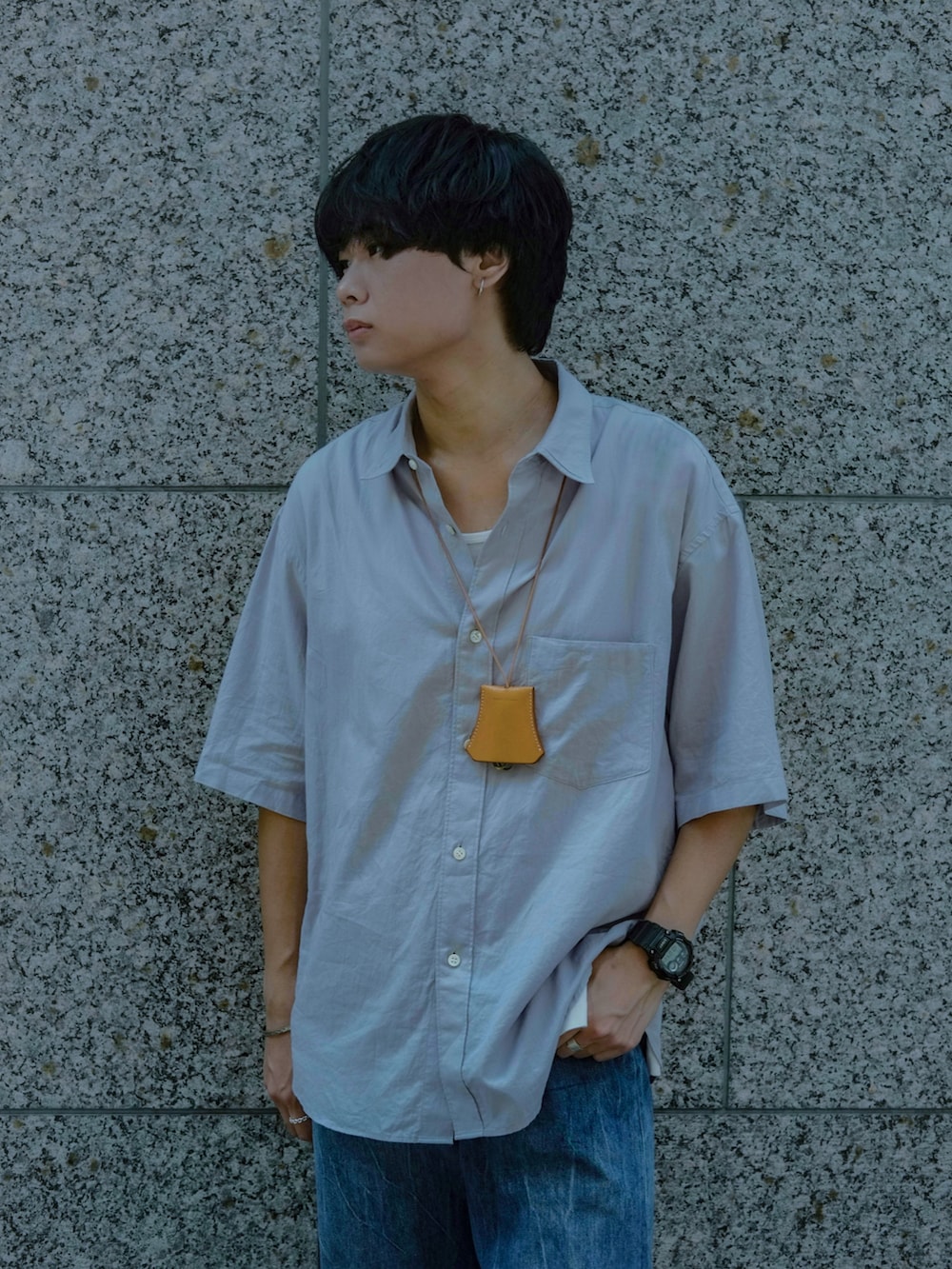 ブルー系のシャツ/ブラウス、グレー系のタンクトップ、ブルー系のデニムパンツを着用したメンズの夏コーディネートの3枚目の写真