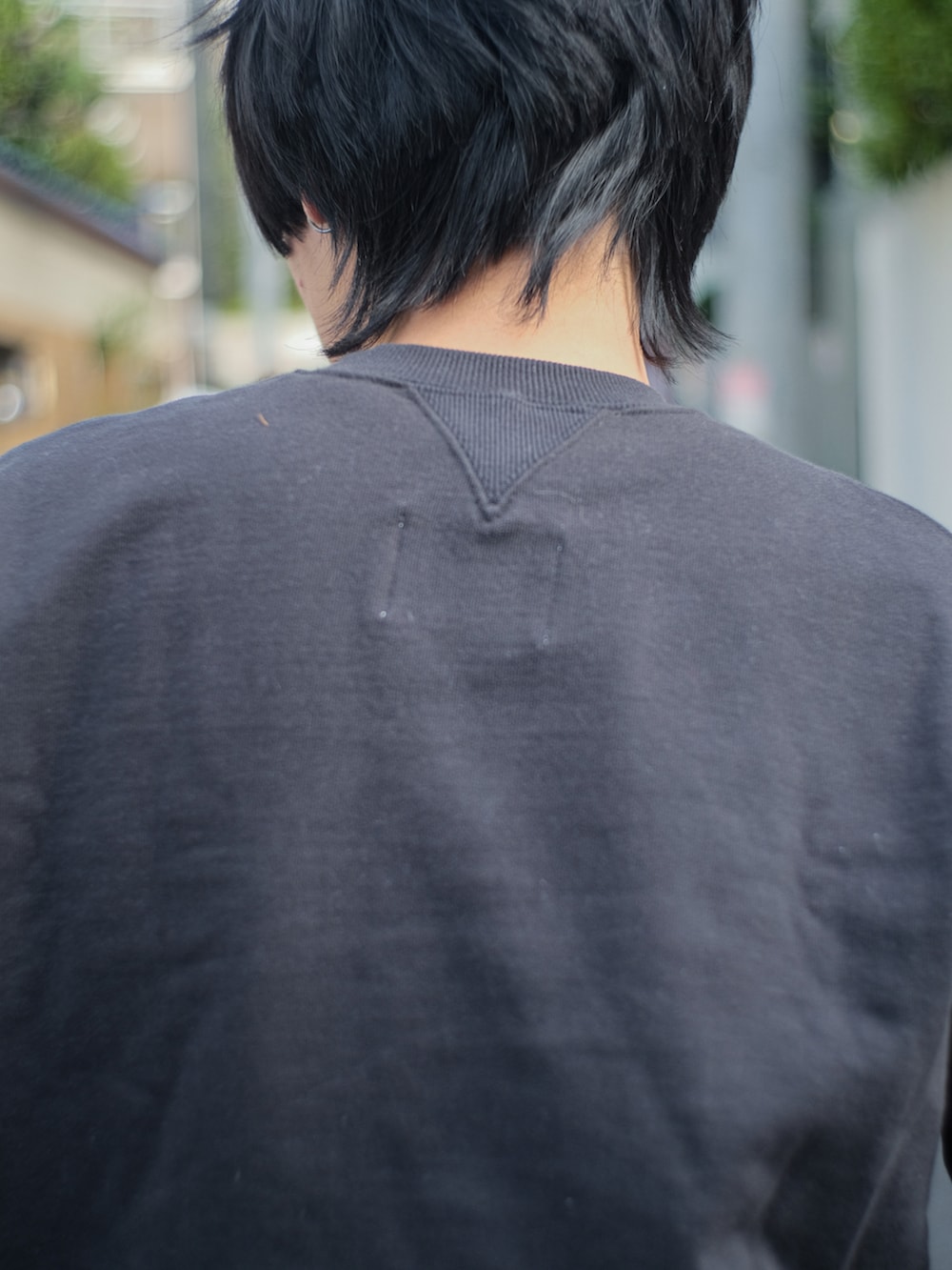 ブラック系のスウェット、ブラック系のデニムパンツ、ブラック系のドレスシューズを着用したメンズの春コーディネートの5枚目の写真